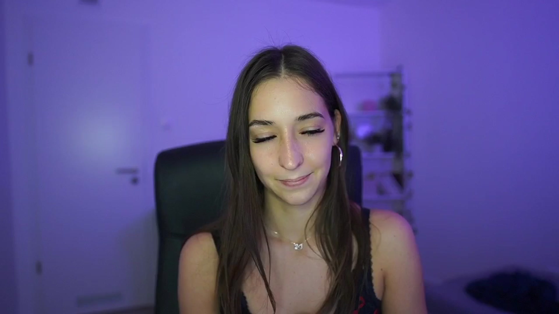 Gallery image thumbnail from Brunettte_18's myfreecams stream on, 04/30/2026, 16:15 image 1 of 20