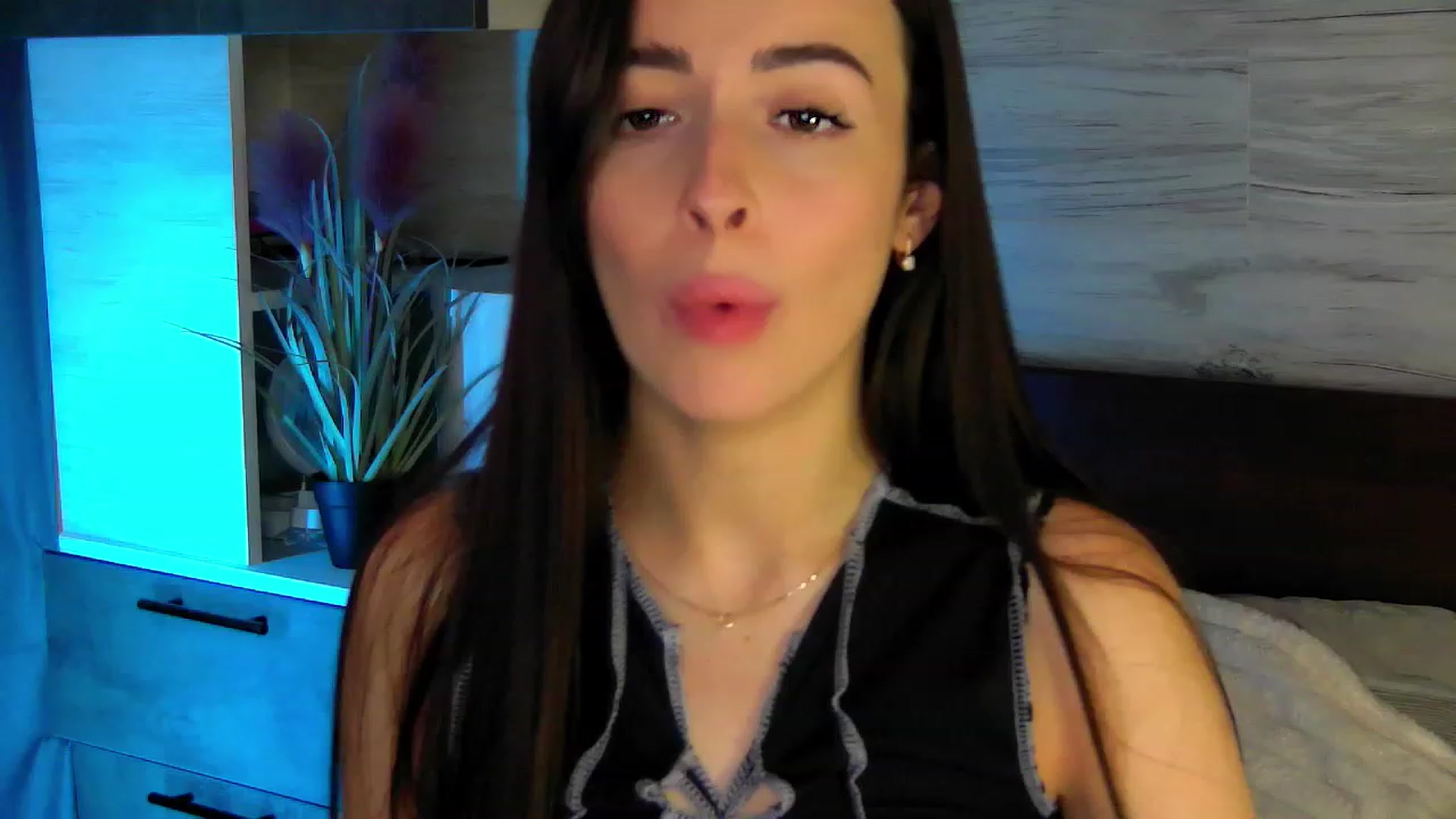 Gallery image thumbnail from Brunnett_Cute's myfreecams stream on, 08/16/2023, 16:47 image 4 of 20