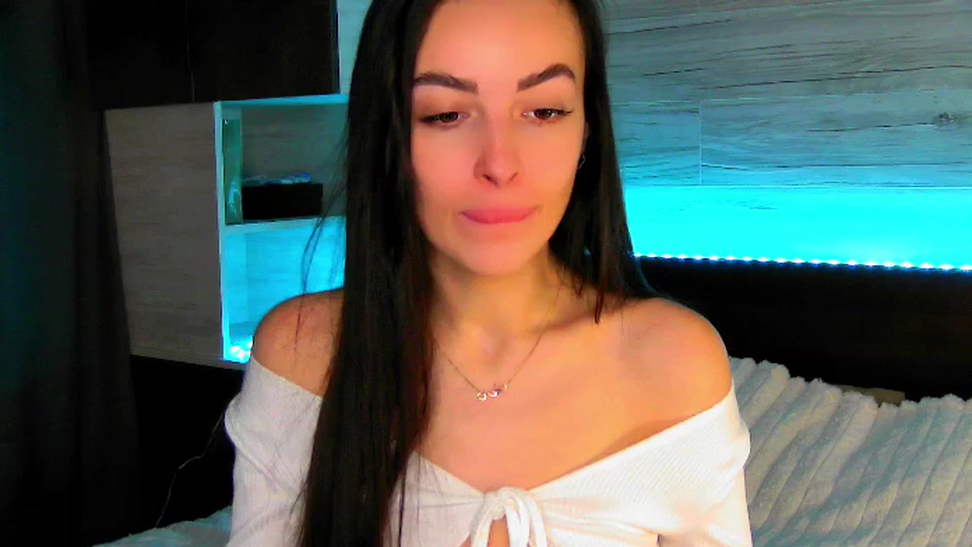 Gallery image thumbnail from Brunnett_Cute's myfreecams stream on, 01/16/2024, 16:01 image 14 of 20