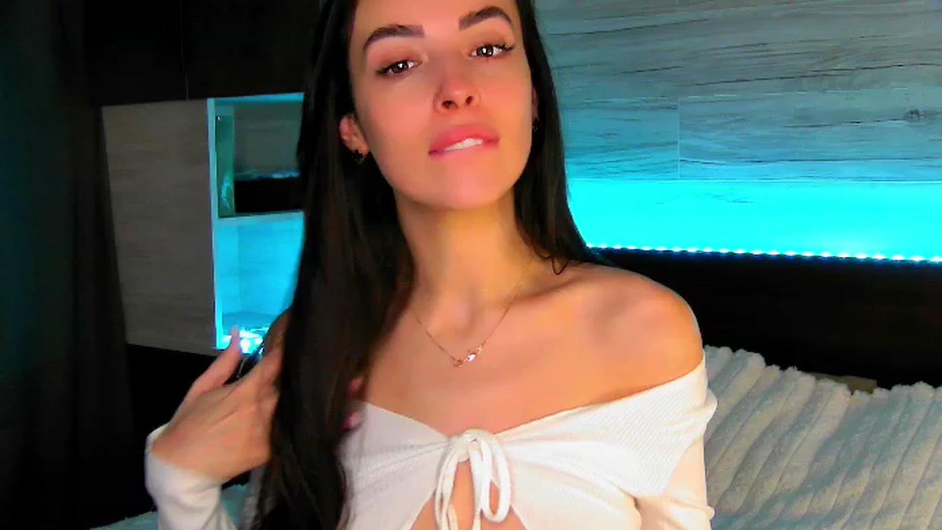 Gallery image thumbnail from Brunnett_Cute's myfreecams stream on, 01/16/2024, 16:01 image 12 of 20
