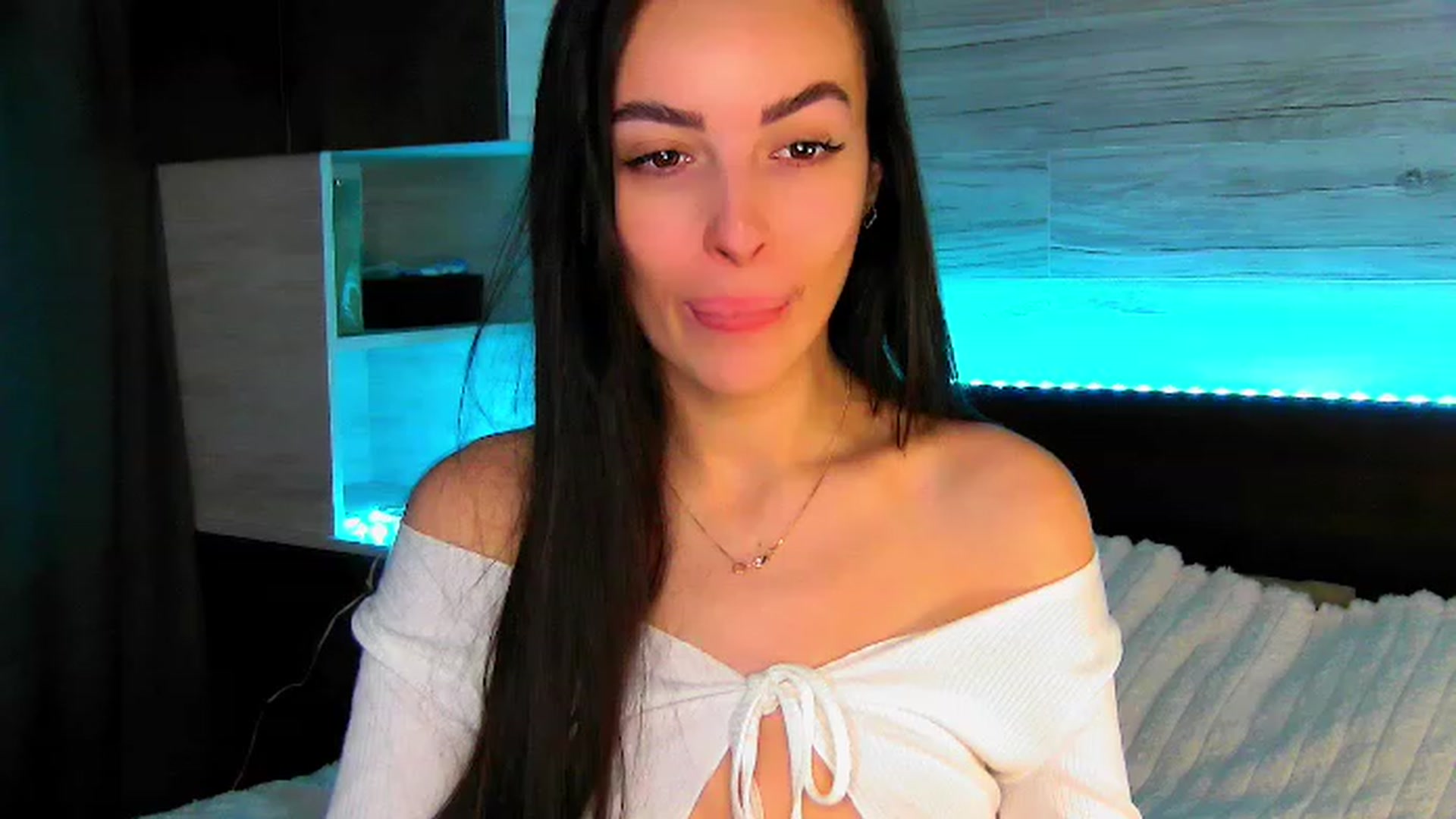 Gallery image thumbnail from Brunnett_Cute's myfreecams stream on, 01/16/2024, 16:01 image 13 of 20