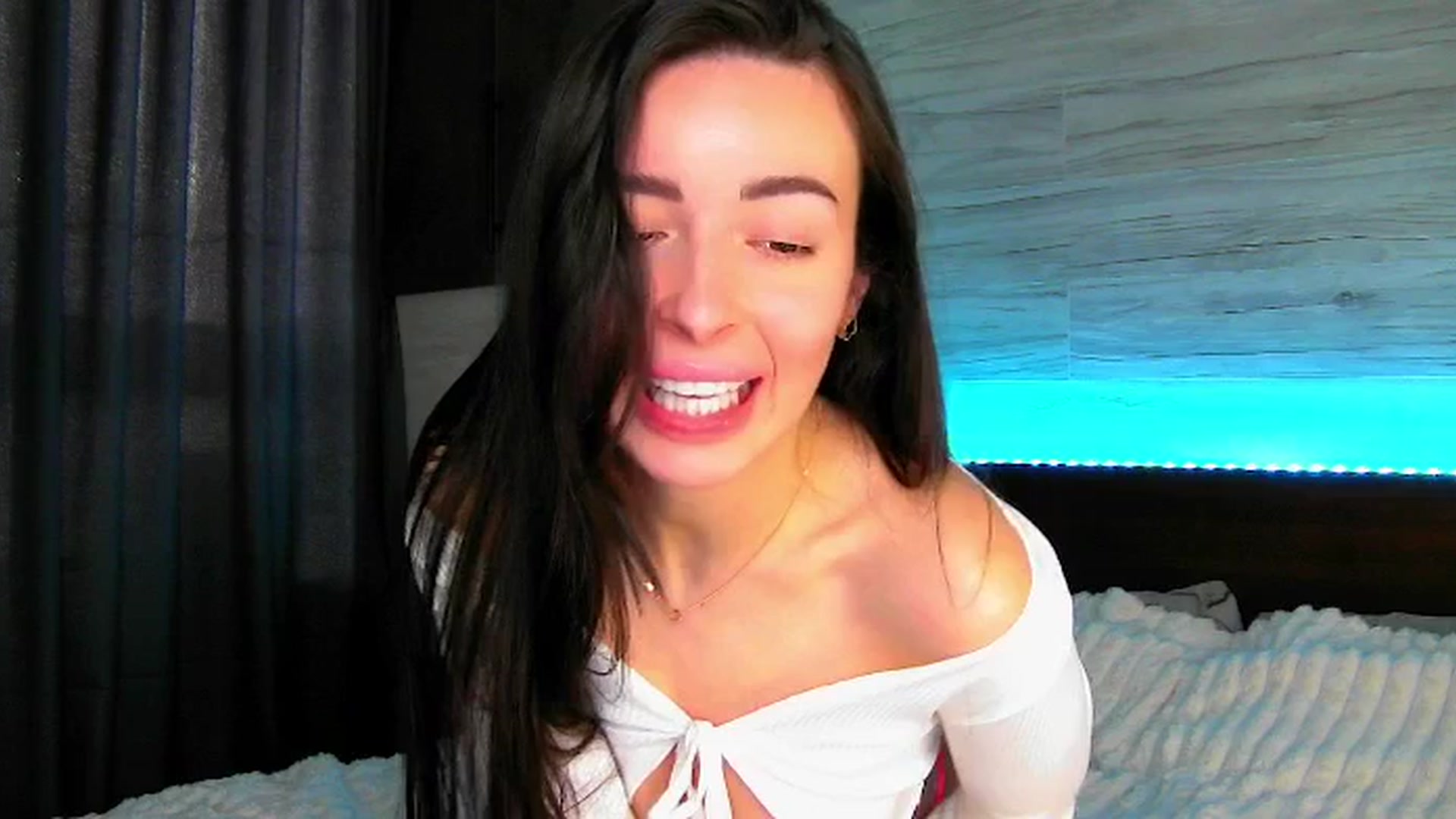 Gallery image thumbnail from Brunnett_Cute's myfreecams stream on, 03/19/2024, 15:18 image 3 of 20