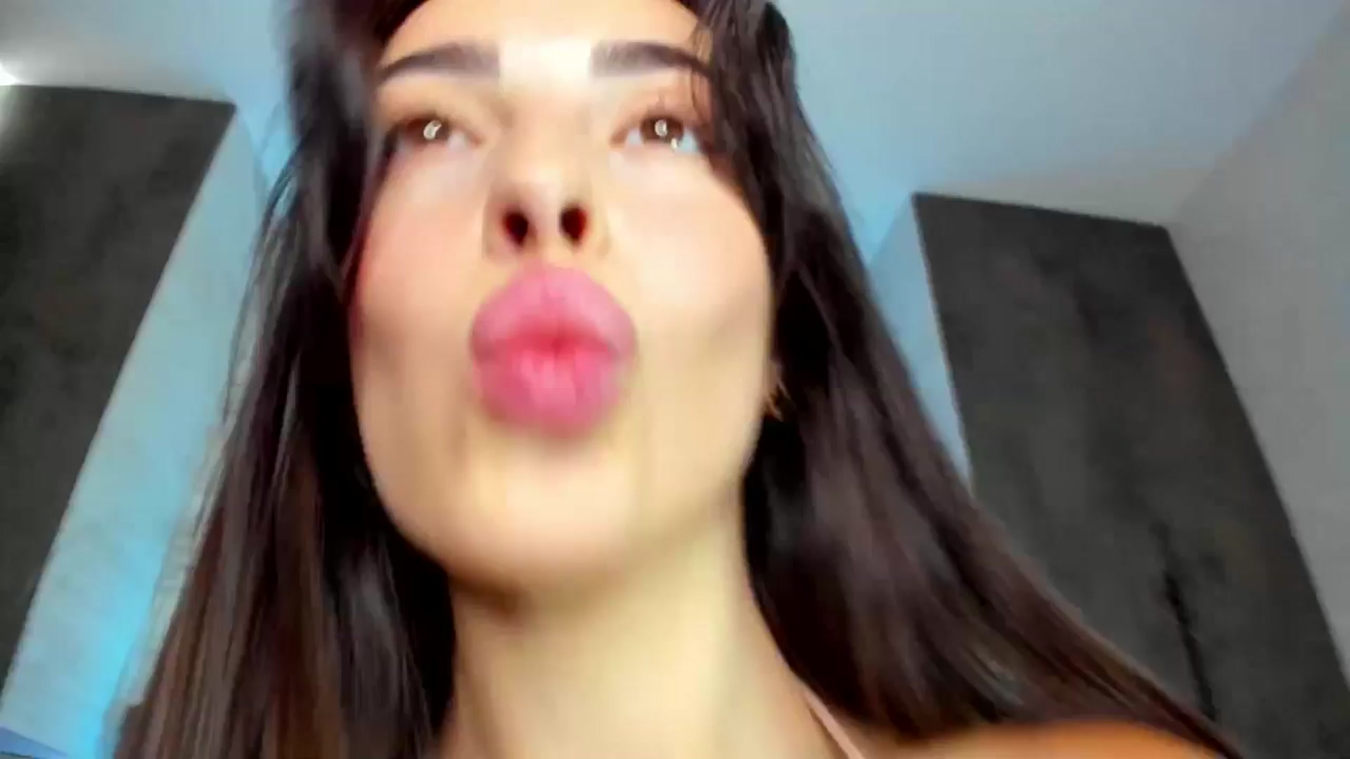 Gallery image thumbnail from Brunnett_Cute's myfreecams stream on, 08/05/2024, 12:25 image 3 of 20