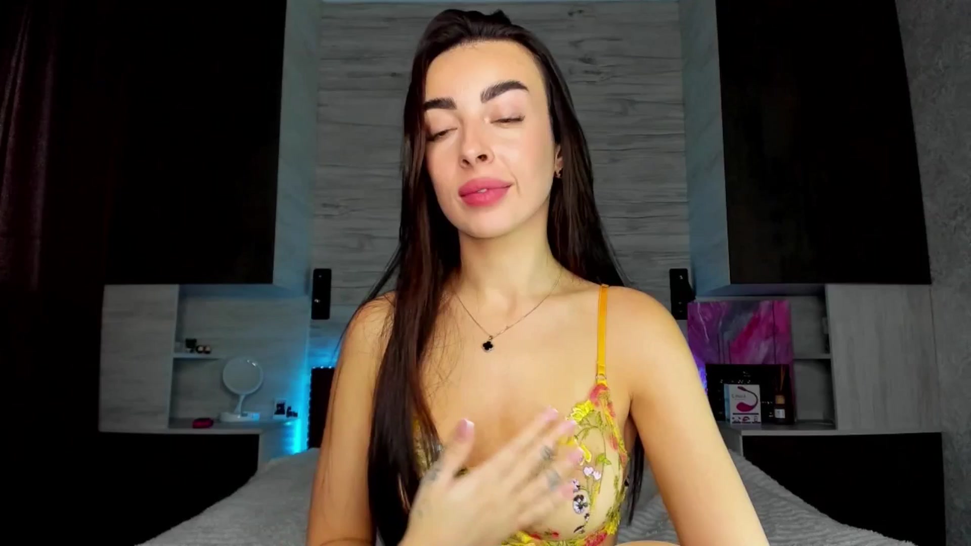 Gallery image thumbnail from Brunnett_Cute's myfreecams stream on, 04/15/2025, 16:29 image 11 of 20