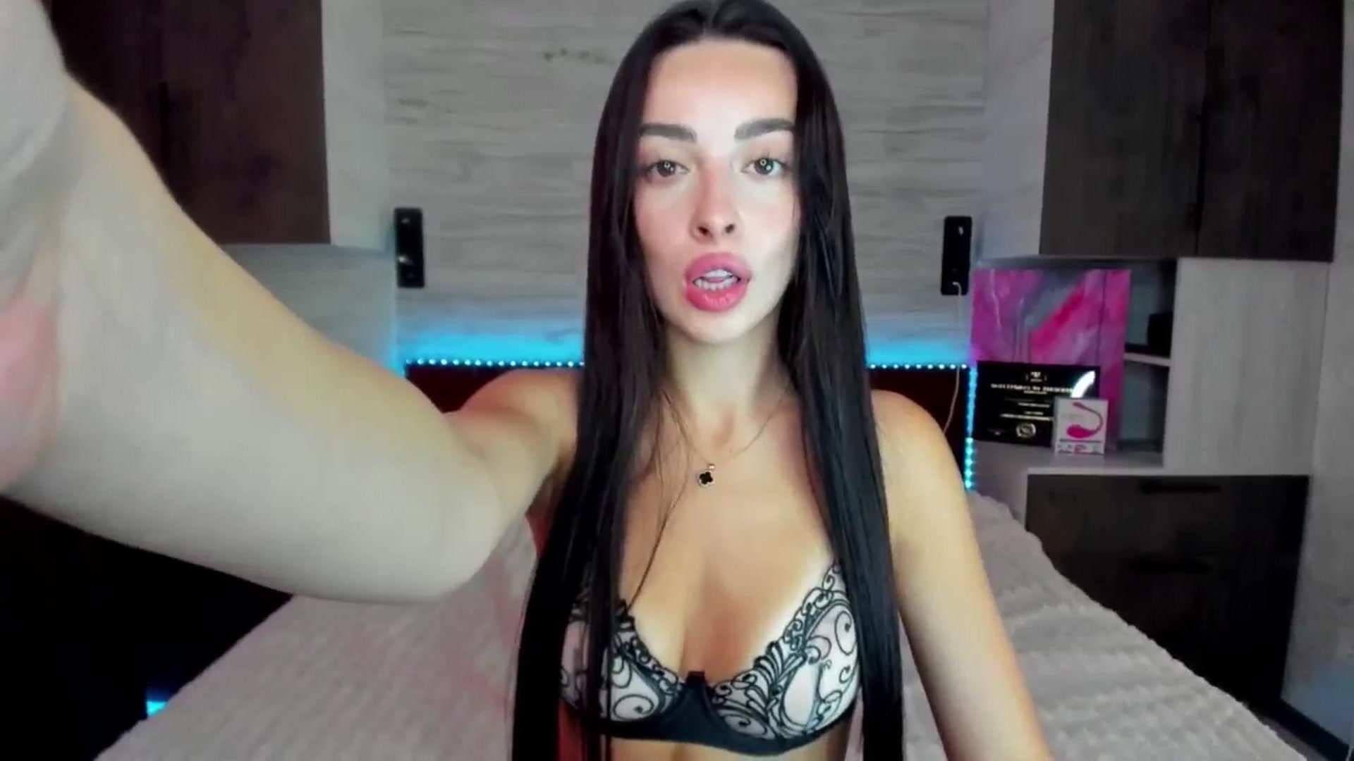 Gallery image thumbnail from Brunnett_Cute's myfreecams stream on, 08/18/2025, 16:06 image 10 of 20