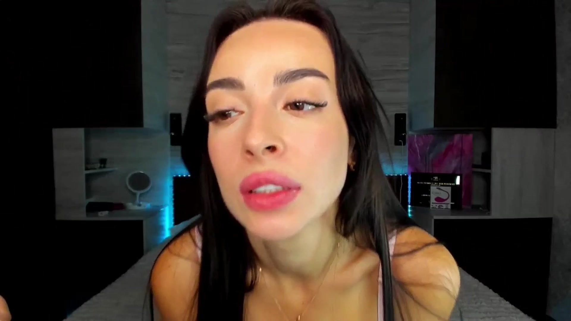 Gallery image thumbnail from Brunnett_Cute's myfreecams stream on, 08/26/2025, 16:45 image 16 of 20