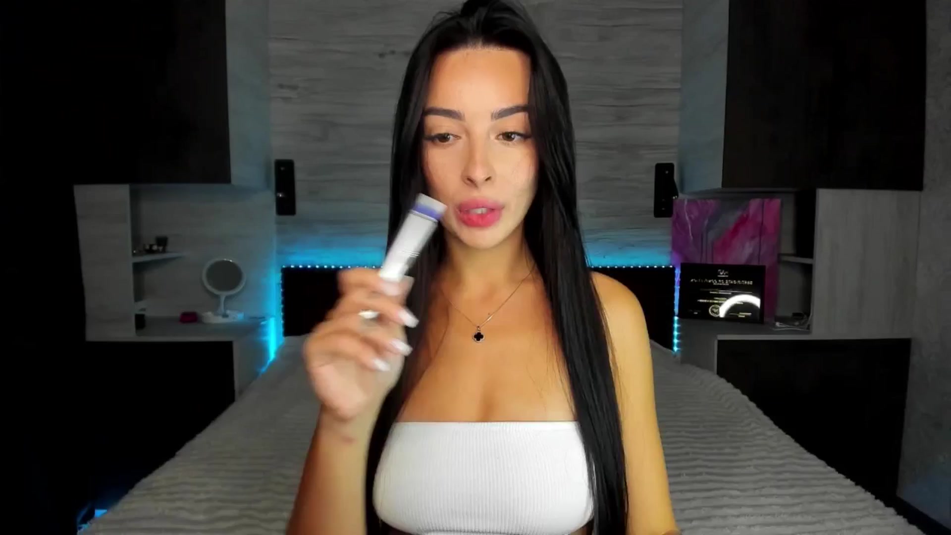 Gallery image thumbnail from Brunnett_Cute's myfreecams stream on, 09/25/2025, 15:39 image 17 of 20