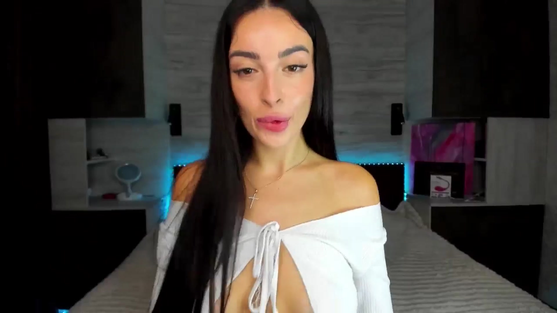 Gallery image thumbnail from Brunnett_Mil's myfreecams stream on, 10/26/2025, 12:43 image 7 of 20