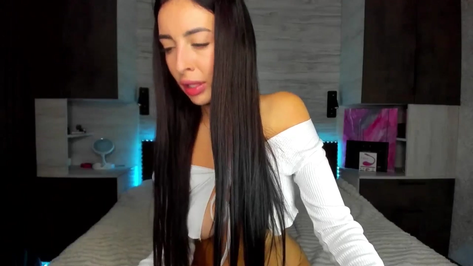 Gallery image thumbnail from Brunnett_Mil's myfreecams stream on, 10/26/2025, 18:36 image 10 of 20