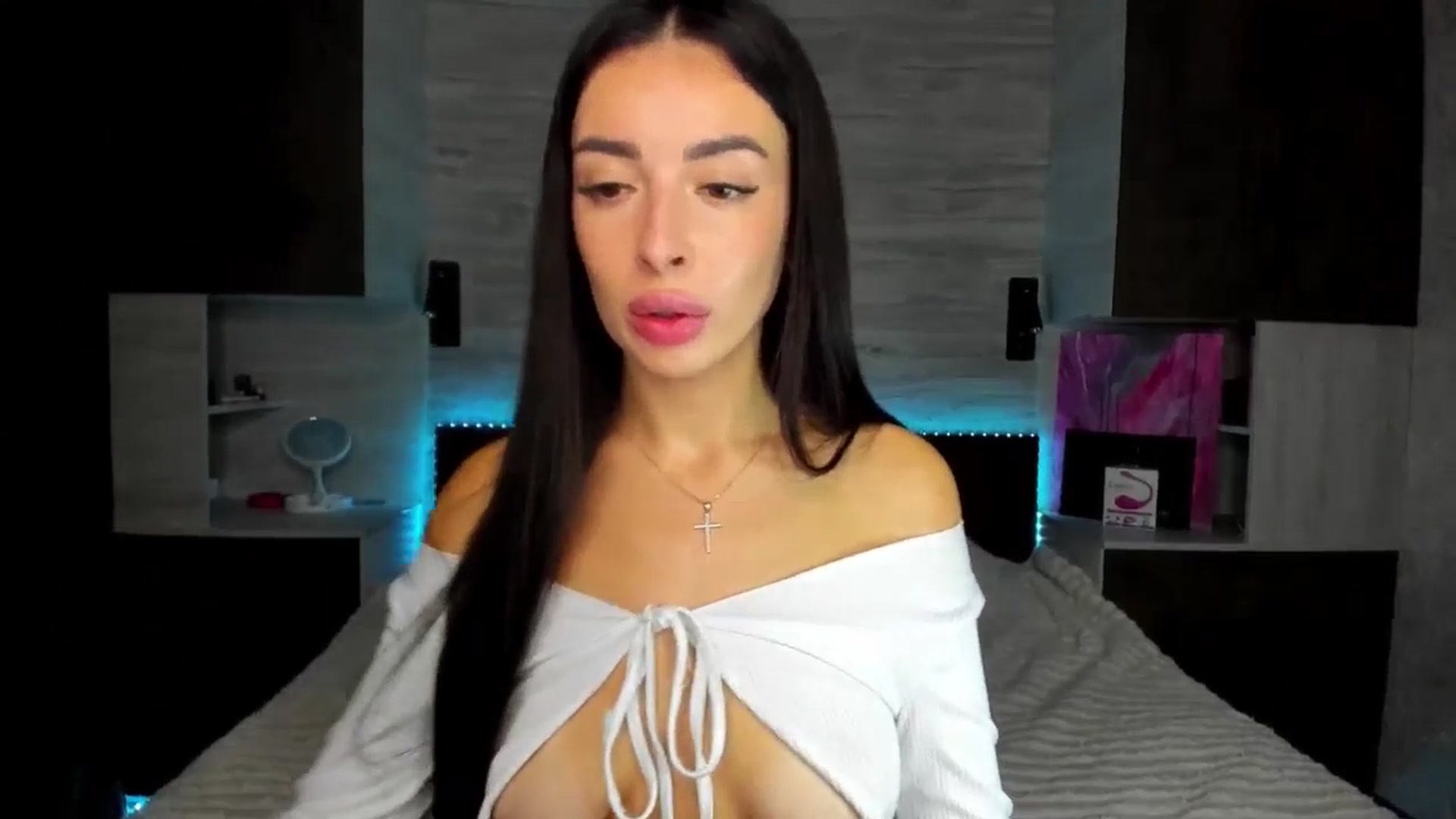 Gallery image thumbnail from Brunnett_Mil's myfreecams stream on, 10/26/2025, 18:36 image 3 of 20