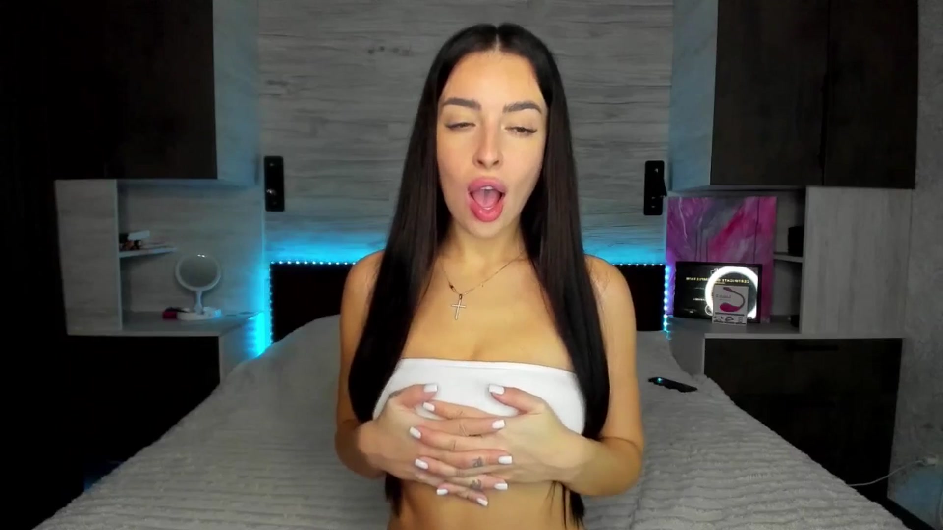 Gallery image thumbnail from Brunnett_Mil's myfreecams stream on, 11/12/2025, 17:59 image 15 of 20