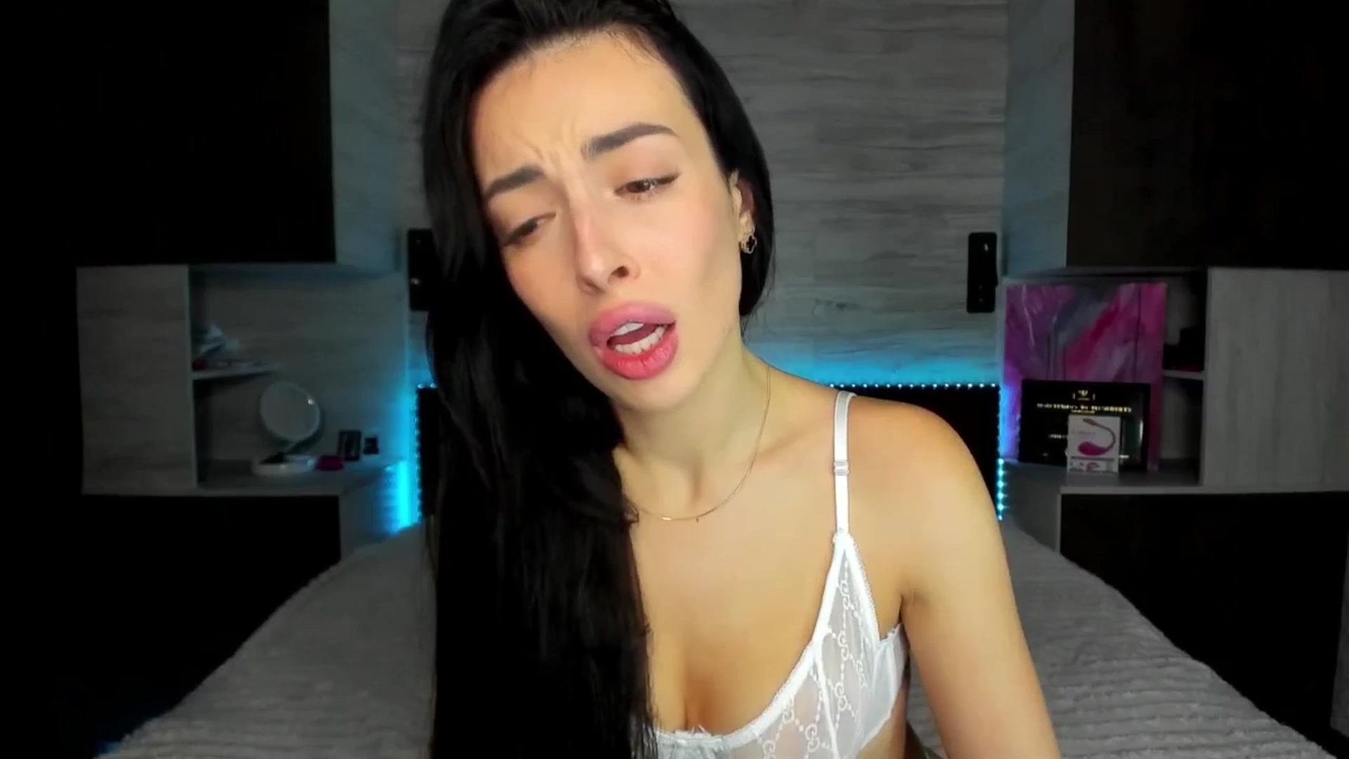 Gallery image thumbnail from Brunnett_Mil's myfreecams stream on, 12/17/2025, 19:49 image 12 of 20