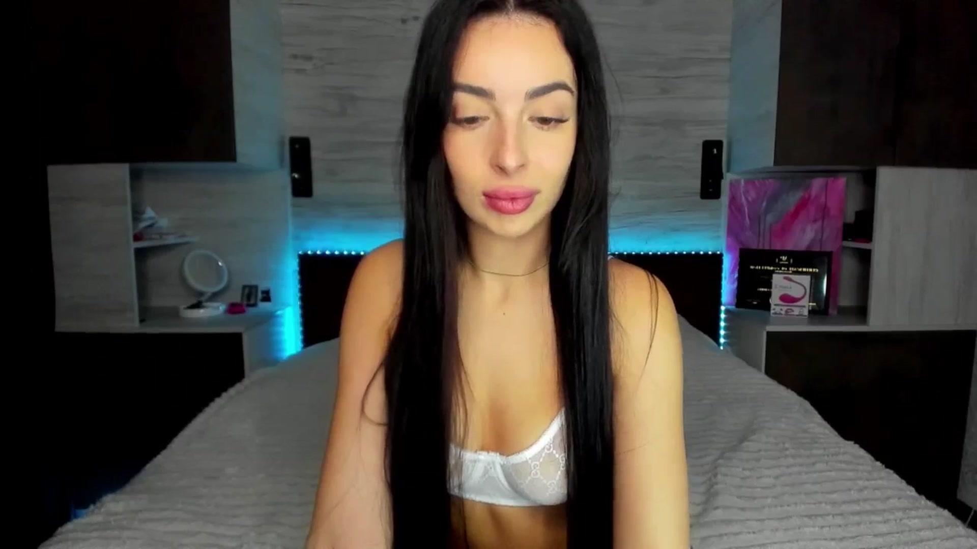 Gallery image thumbnail from Brunnett_Mil's myfreecams stream on, 12/17/2025, 19:49 image 3 of 20