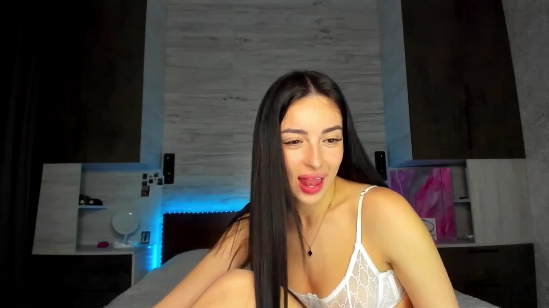 Gallery image thumbnail from Brunnett_Mil's myfreecams stream on, 04/06/2026, 17:10 image 18 of 20