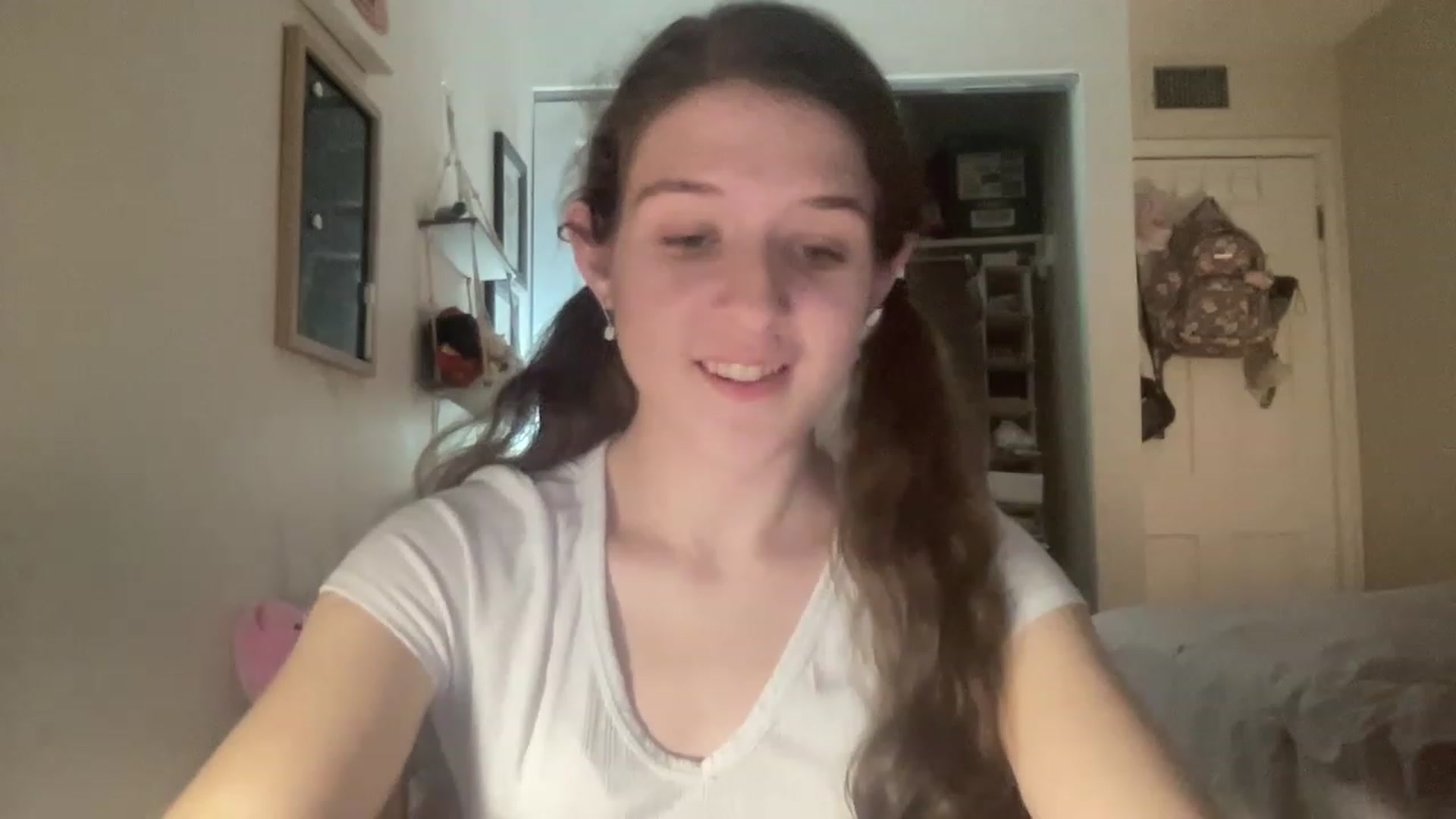 Gallery image thumbnail from Bubbleyum1's myfreecams stream on, 01/10/2023, 24:03 image 16 of 20