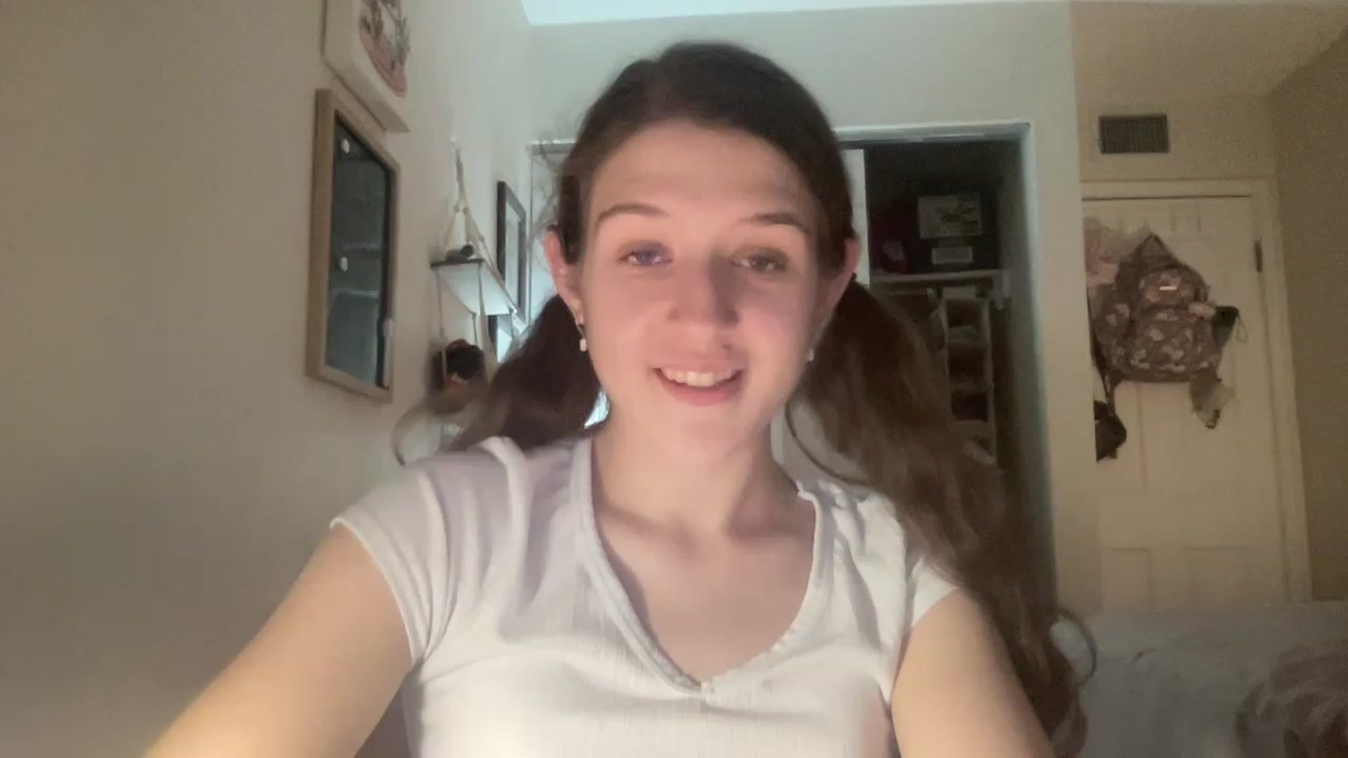 Gallery image thumbnail from Bubbleyum1's myfreecams stream on, 01/10/2023, 24:03 image 4 of 20