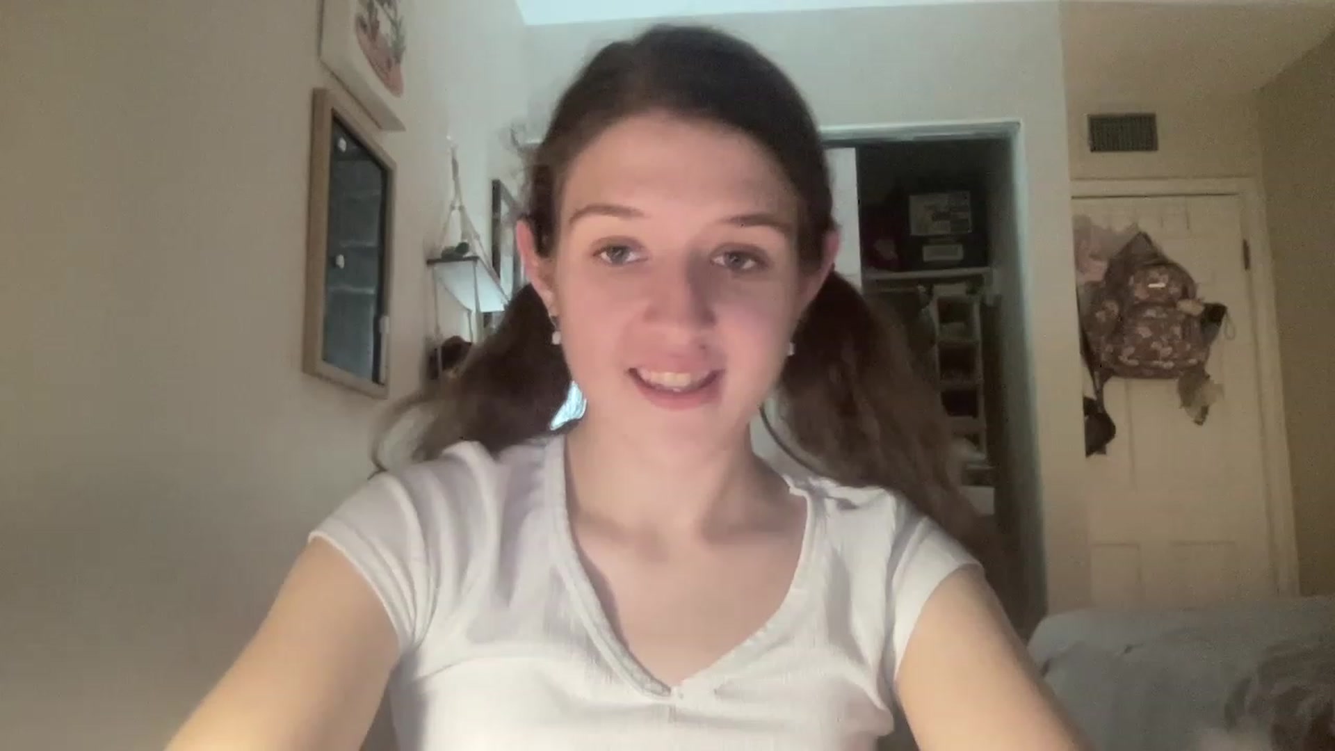 Gallery image thumbnail from Bubbleyum1's myfreecams stream on, 01/10/2023, 24:03 image 2 of 20