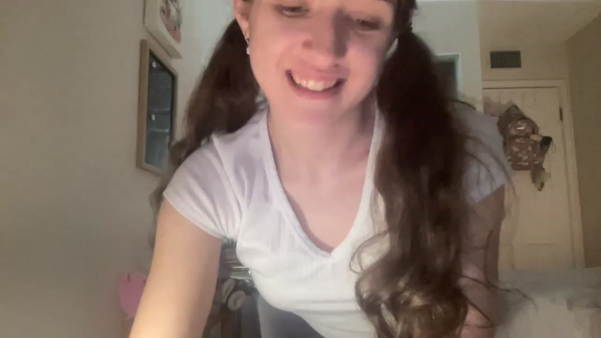 Gallery image thumbnail from Bubbleyum1's myfreecams stream on, 01/10/2023, 24:03 image 6 of 20