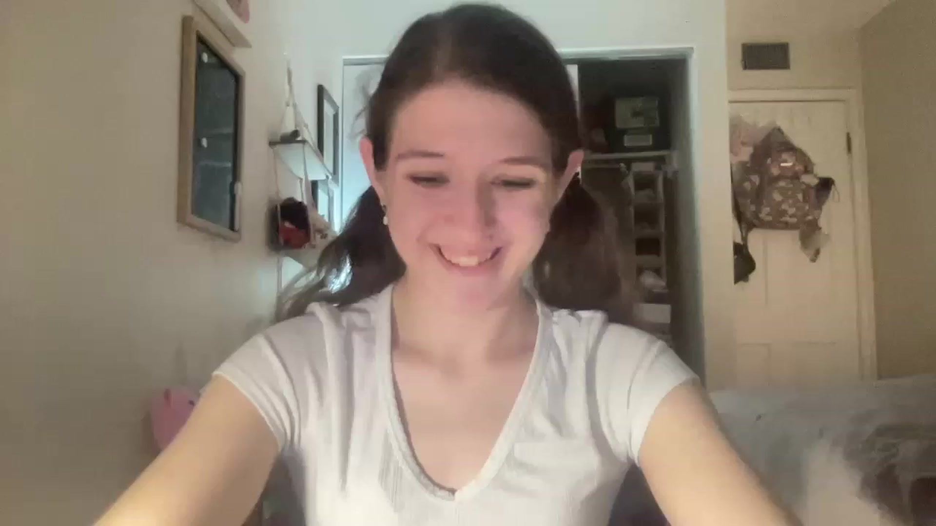 Gallery image thumbnail from Bubbleyum1's myfreecams stream on, 01/10/2023, 24:03 image 17 of 20