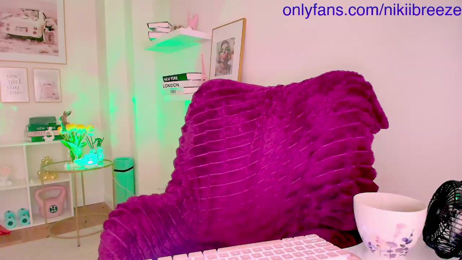Gallery image thumbnail from BubblyTrouble's myfreecams stream on, 05/17/2026, 04:25 image 18 of 20