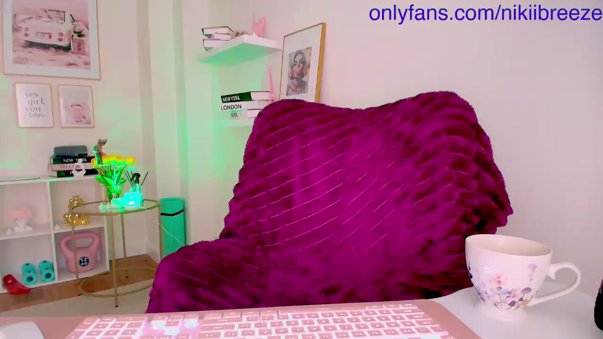 Gallery image thumbnail from BubblyTrouble's myfreecams stream on, 05/17/2026, 16:47 image 3 of 20