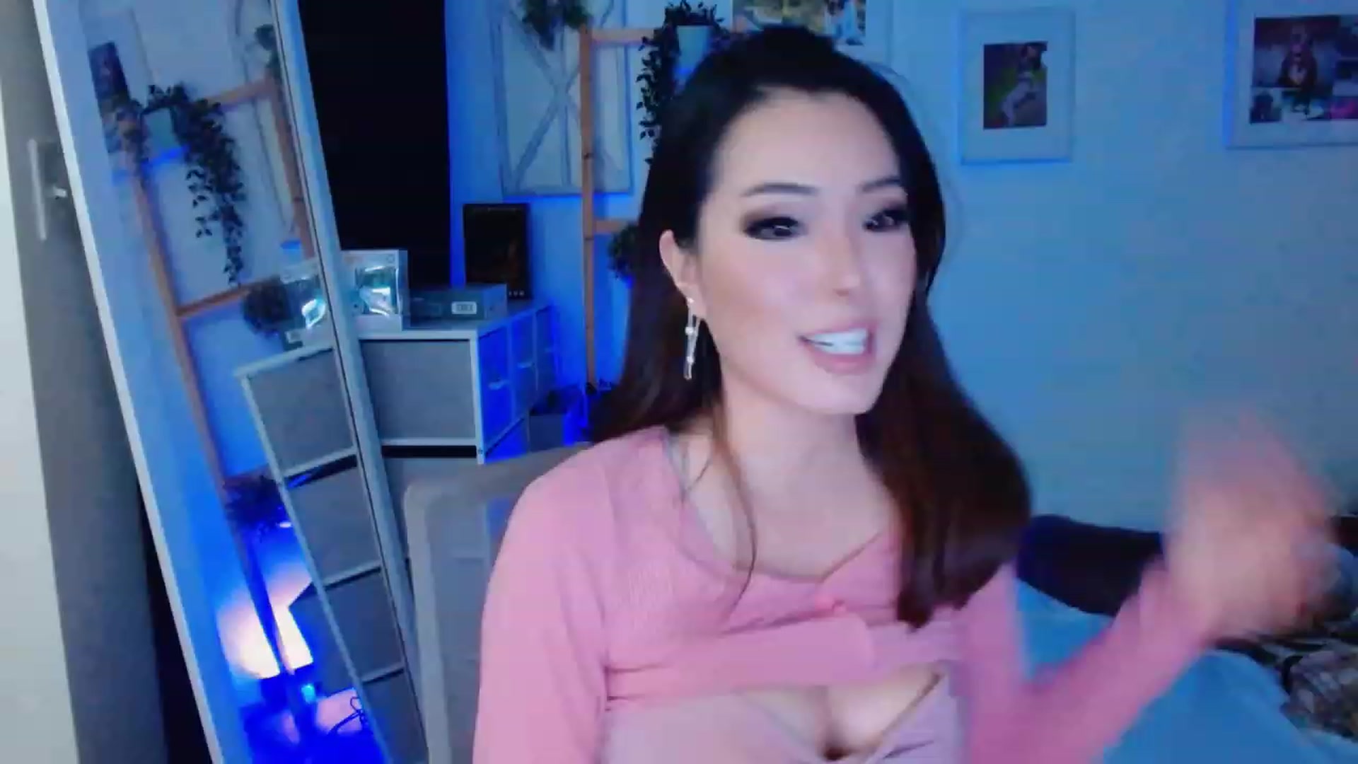 Gallery image thumbnail from Bunni_'s myfreecams stream on, 12/14/2023, 07:55 image 6 of 20