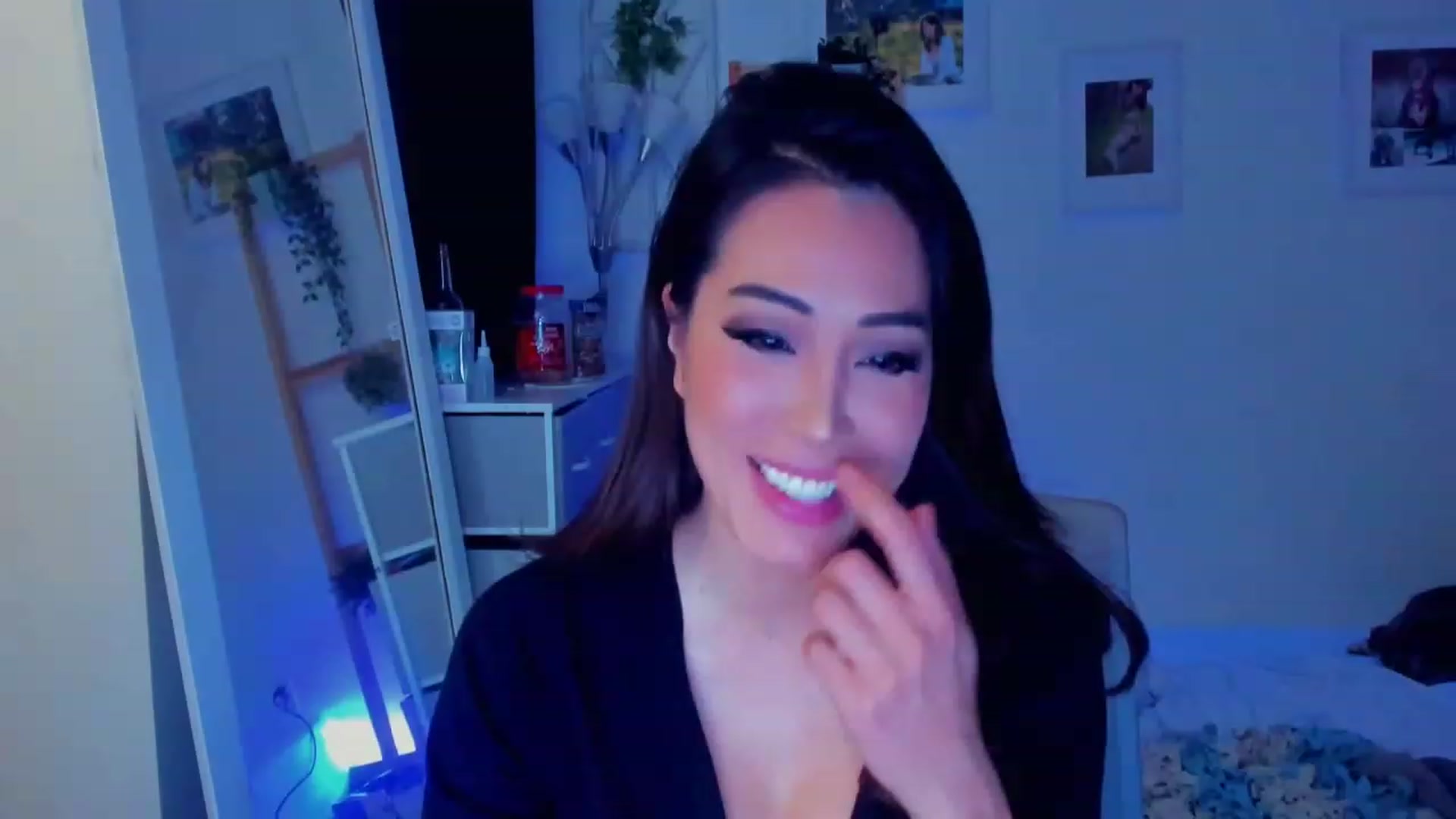 Gallery image thumbnail from Bunni_'s myfreecams stream on, 12/23/2023, 07:40 image 14 of 20