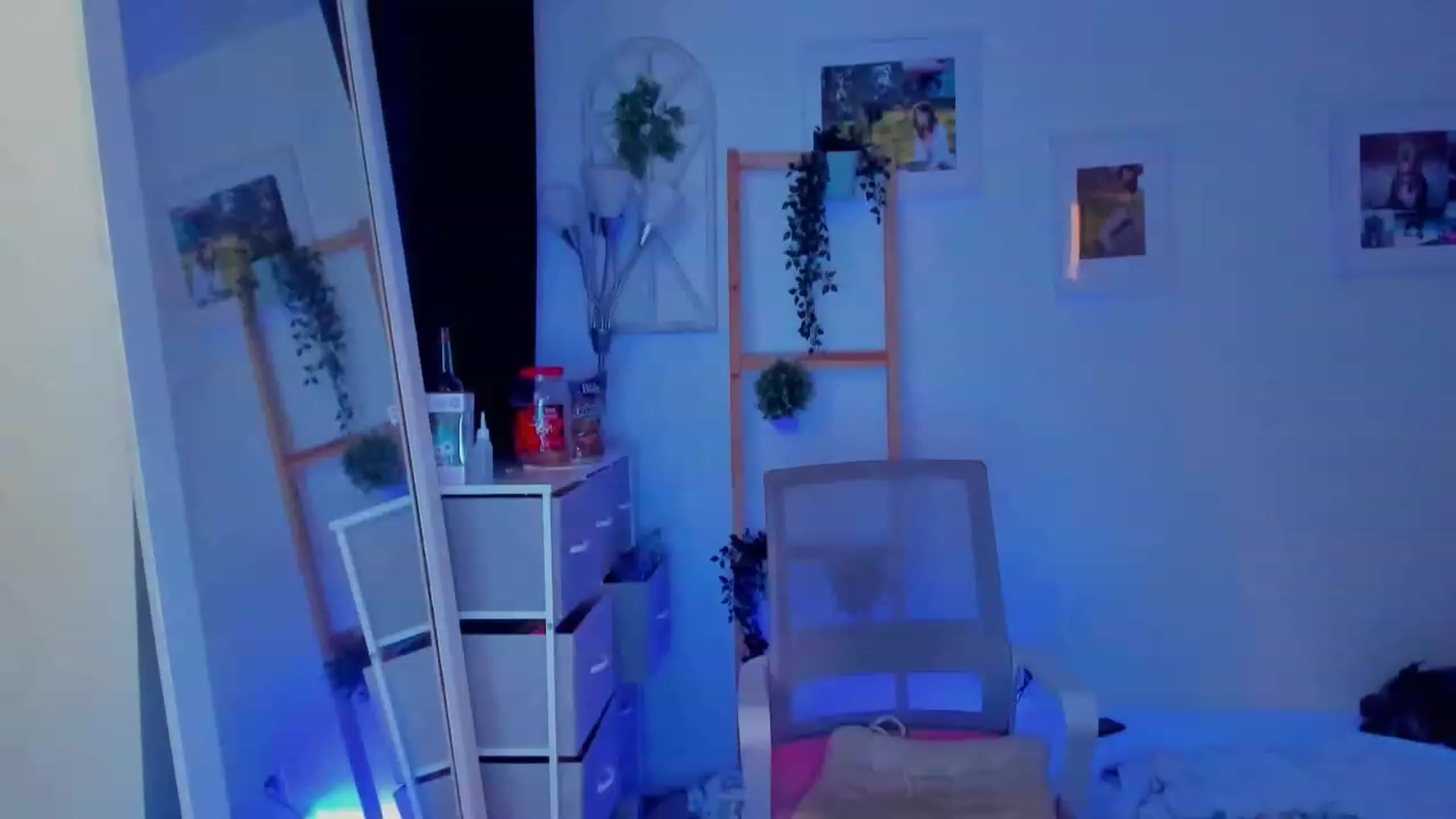 Gallery image thumbnail from Bunni_'s myfreecams stream on, 12/23/2023, 07:56 image 10 of 20