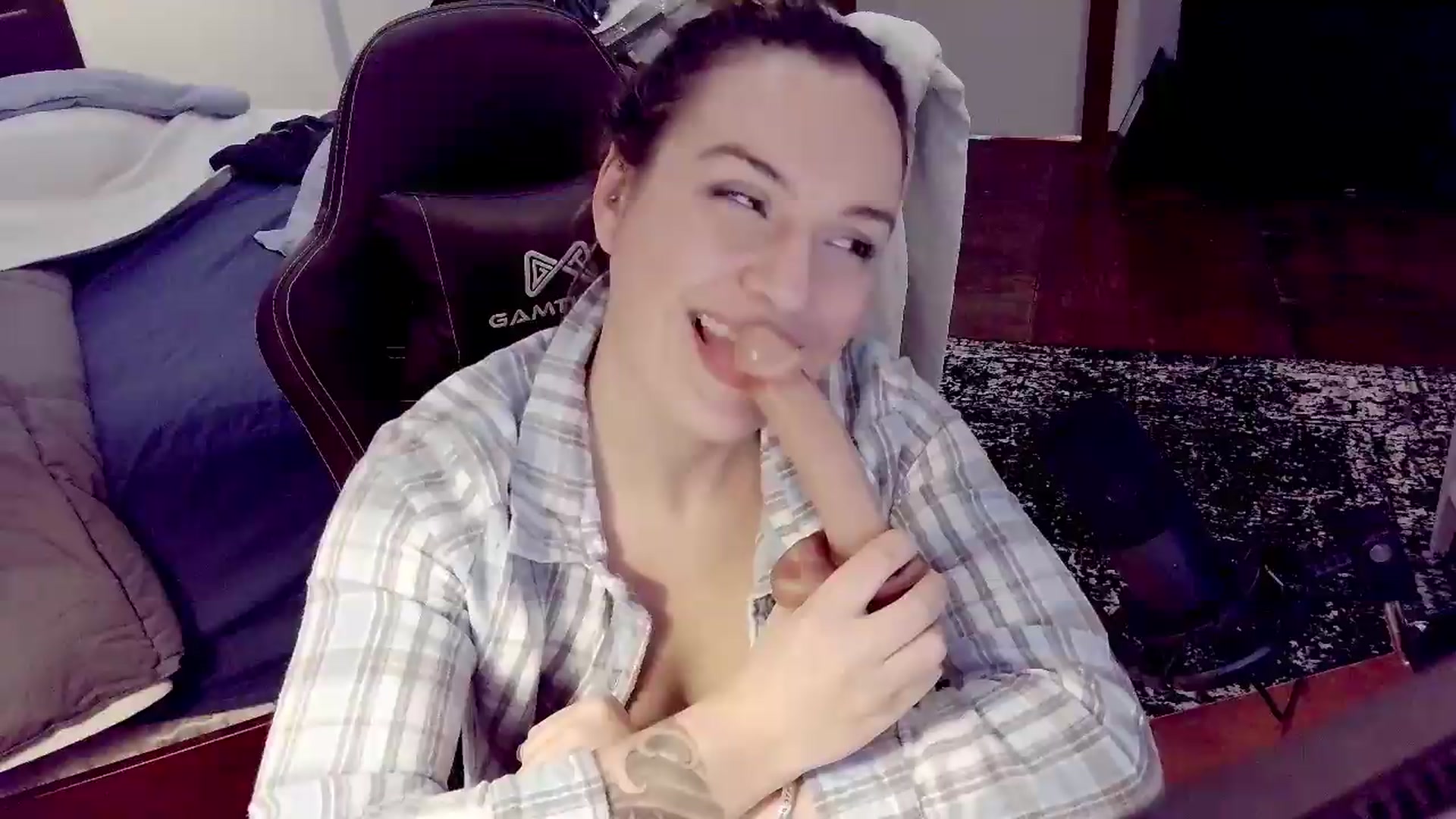 Gallery image thumbnail from BunnyNextDoor's myfreecams stream on, 05/29/2026, 24:00 image 17 of 20