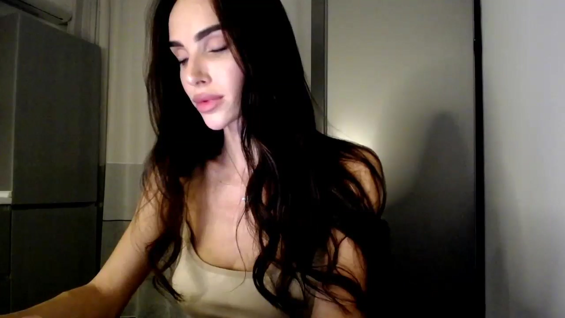 Gallery image thumbnail from Bunny_jr's myfreecams stream on, 10/13/2024, 20:04 image 8 of 20