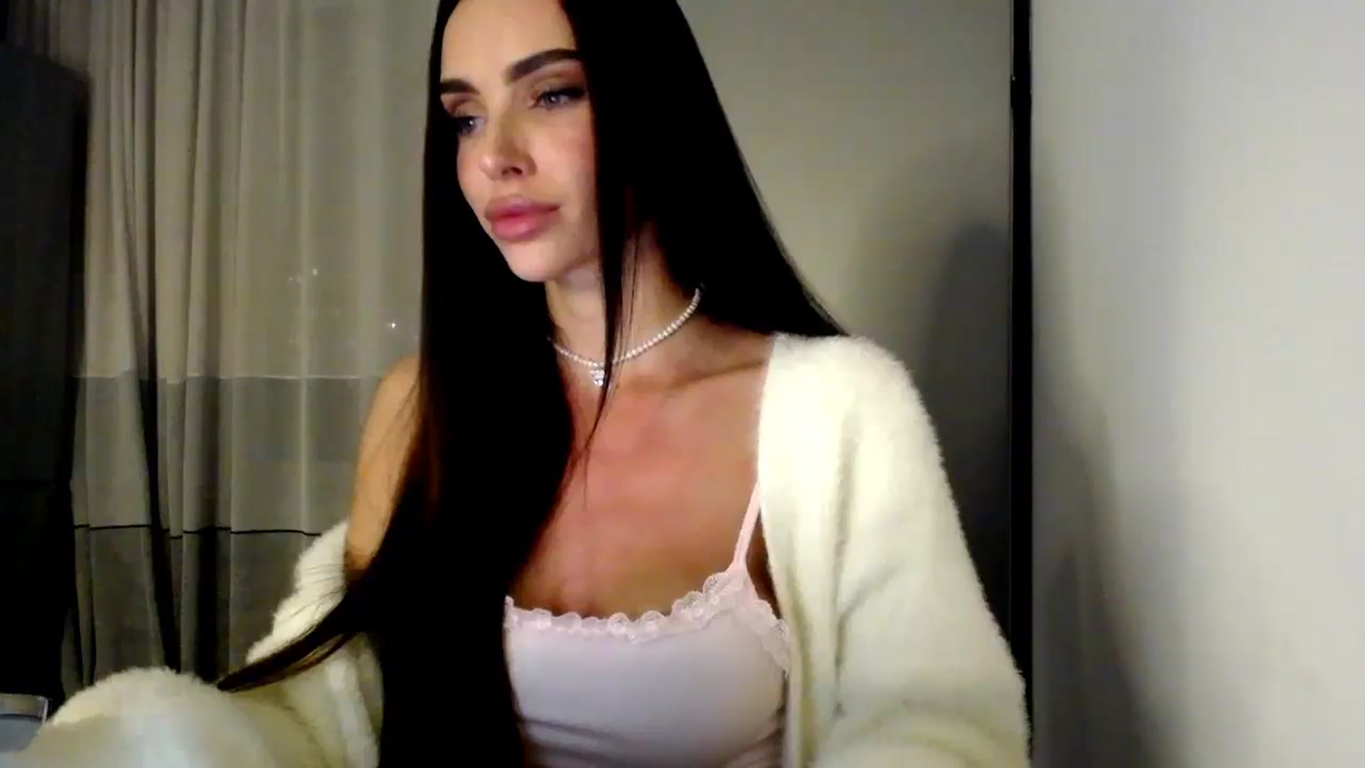 Gallery image thumbnail from Bunny_jr's myfreecams stream on, 02/04/2025, 21:39 image 19 of 20