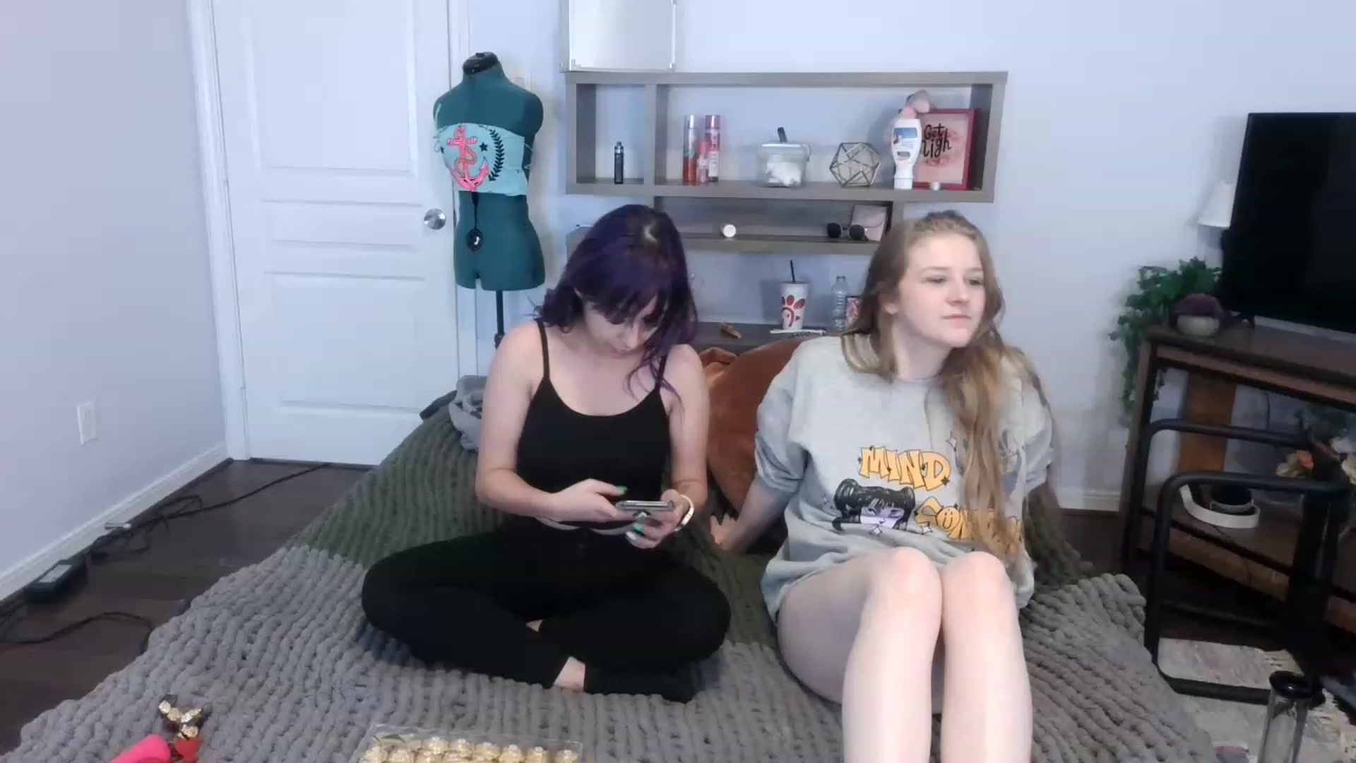 Gallery image thumbnail from Bunnydathug's myfreecams stream on, 11/17/2022, 20:06 image 17 of 20