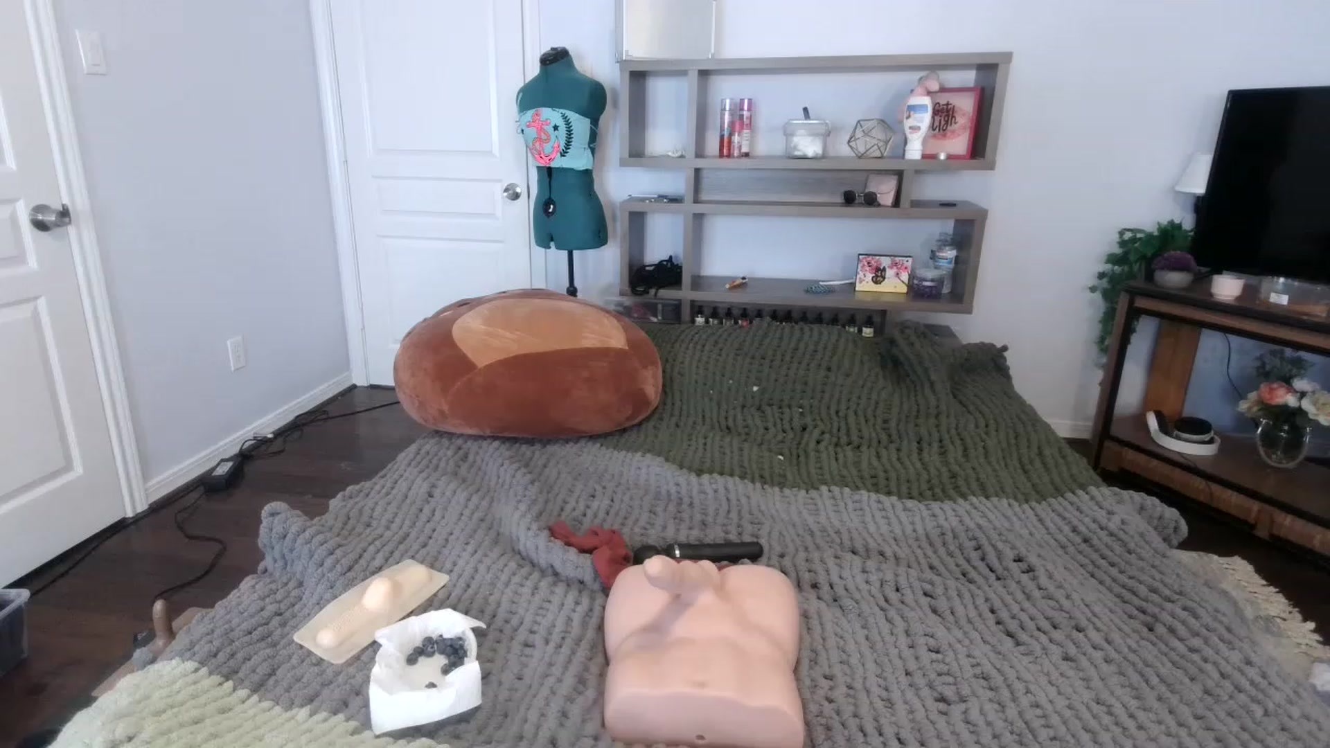 Gallery image thumbnail from Bunnydathug's myfreecams stream on, 11/20/2022, 19:58 image 5 of 20
