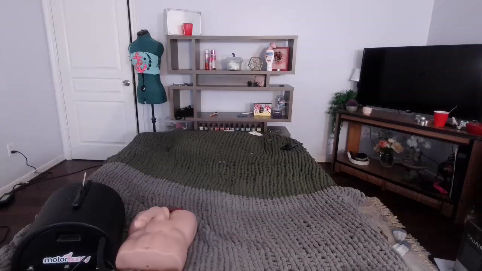 Gallery image thumbnail from Bunnydathug's myfreecams stream on, 11/21/2022, 16:39 image 13 of 20