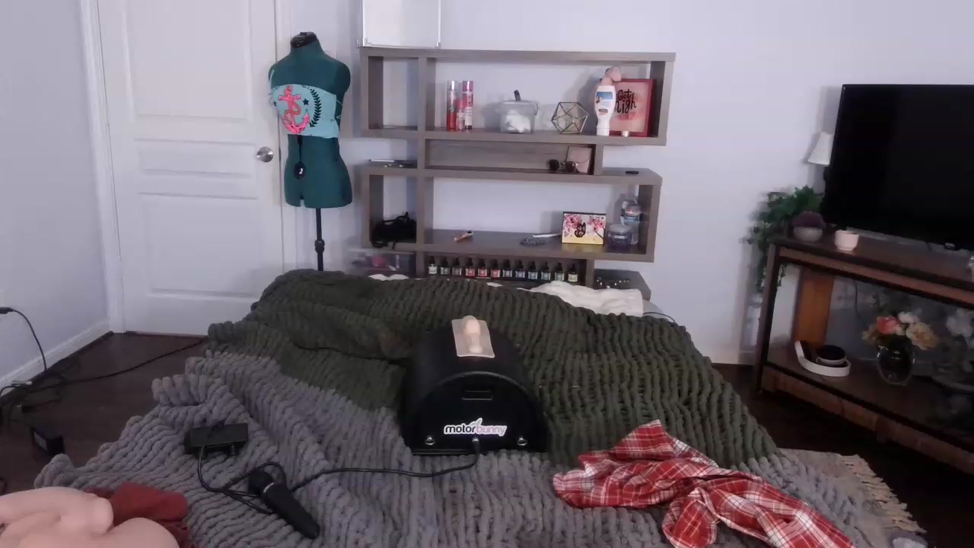 Gallery image thumbnail from Bunnydathug's myfreecams stream on, 11/21/2022, 19:35 image 14 of 20