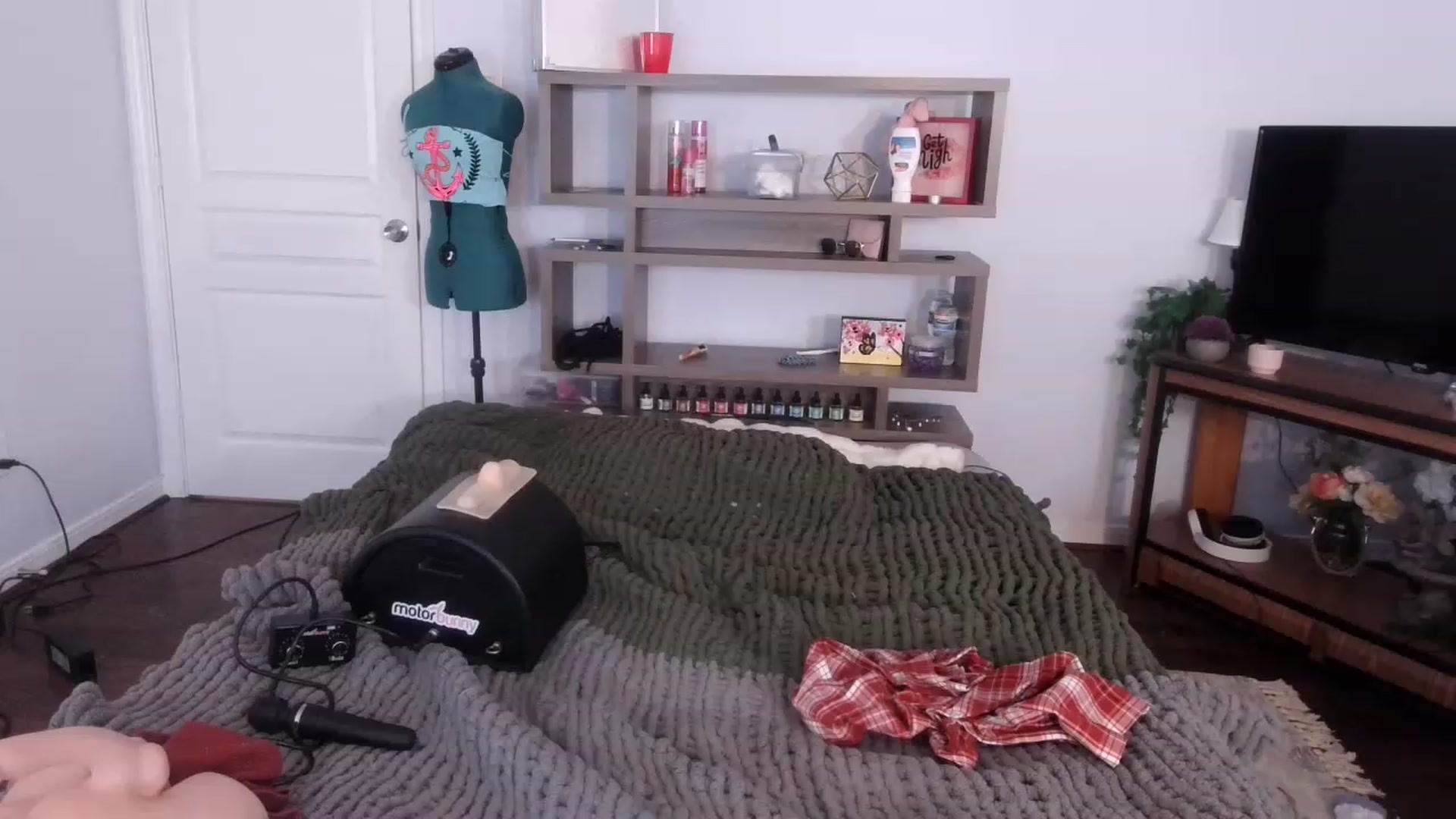 Gallery image thumbnail from Bunnydathug's myfreecams stream on, 11/21/2022, 19:35 image 6 of 20