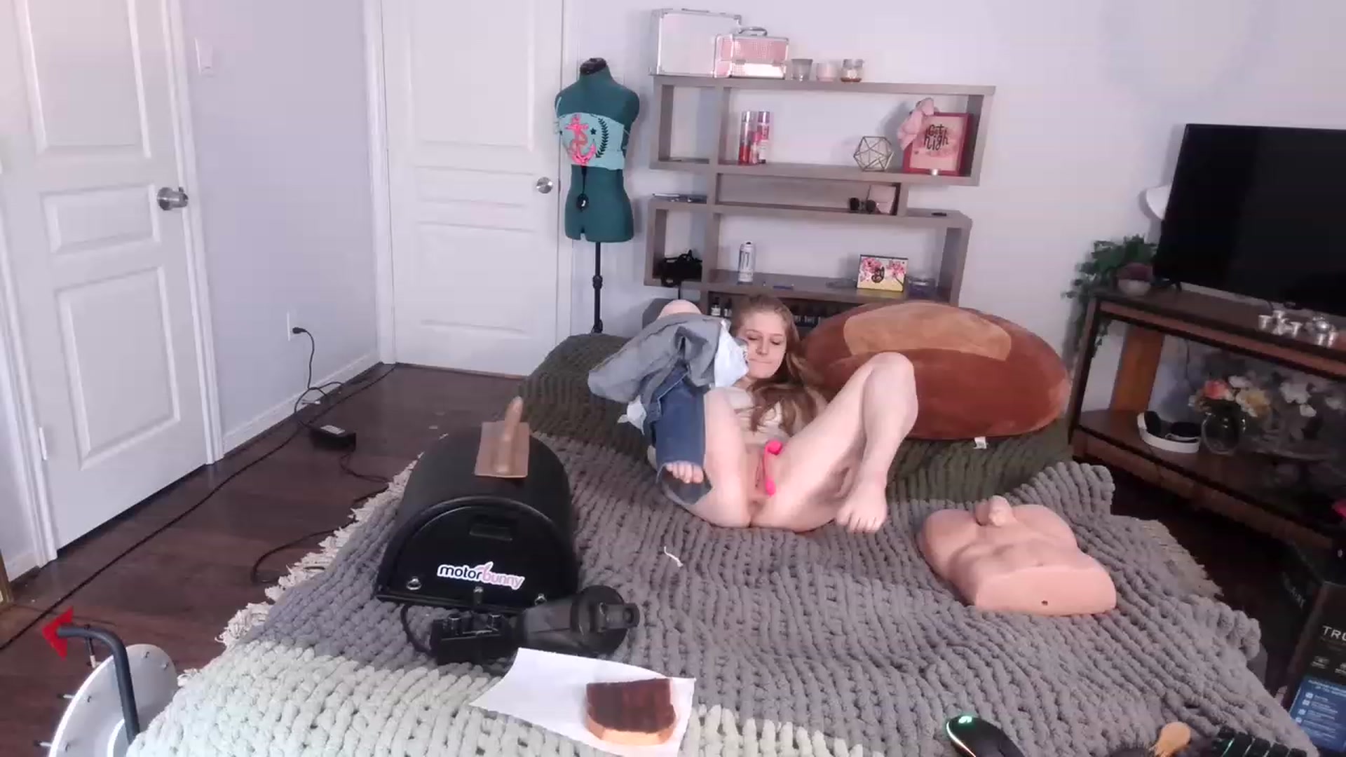 Gallery image thumbnail from Bunnydathug's myfreecams stream on, 12/02/2022, 18:34 image 12 of 20