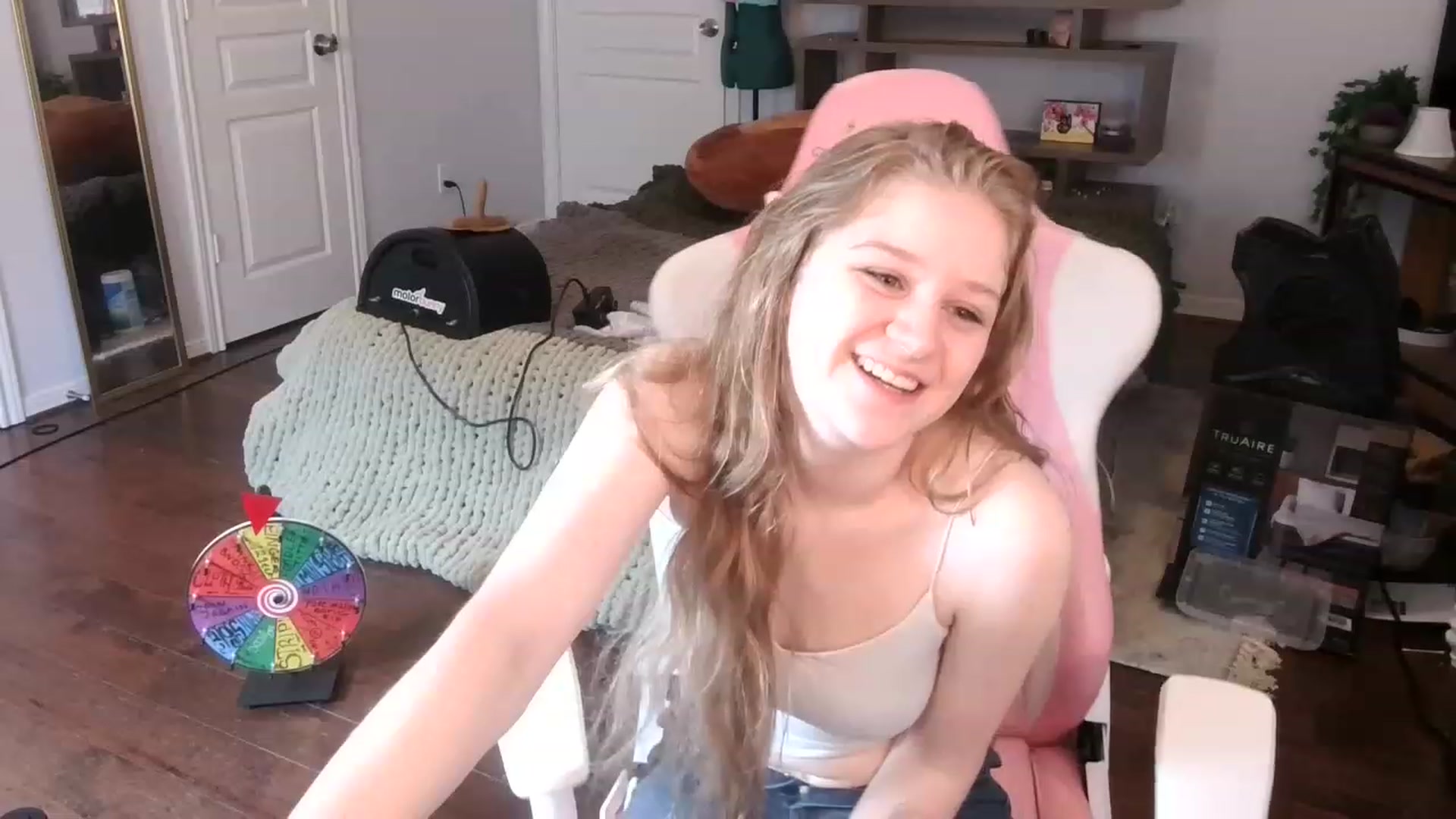 Gallery image thumbnail from Bunnydathug's myfreecams stream on, 12/09/2022, 17:06 image 17 of 20
