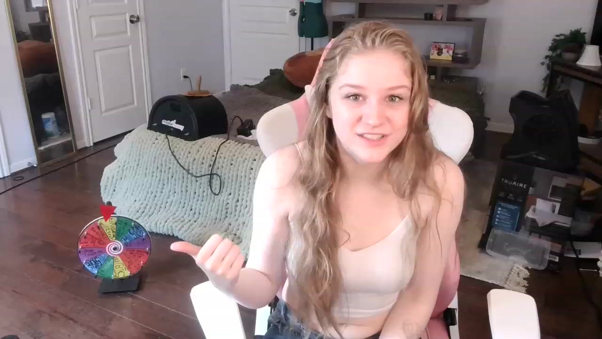Gallery image thumbnail from Bunnydathug's myfreecams stream on, 12/09/2022, 17:06 image 16 of 20