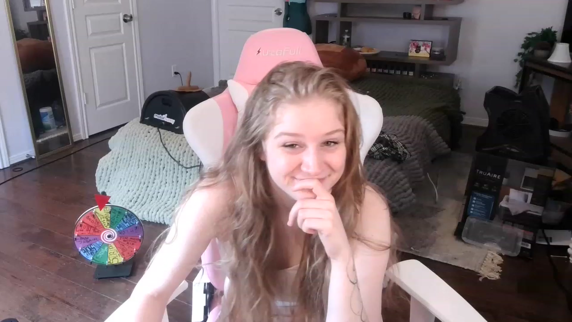 Gallery image thumbnail from Bunnydathug's myfreecams stream on, 12/09/2022, 17:06 image 14 of 20