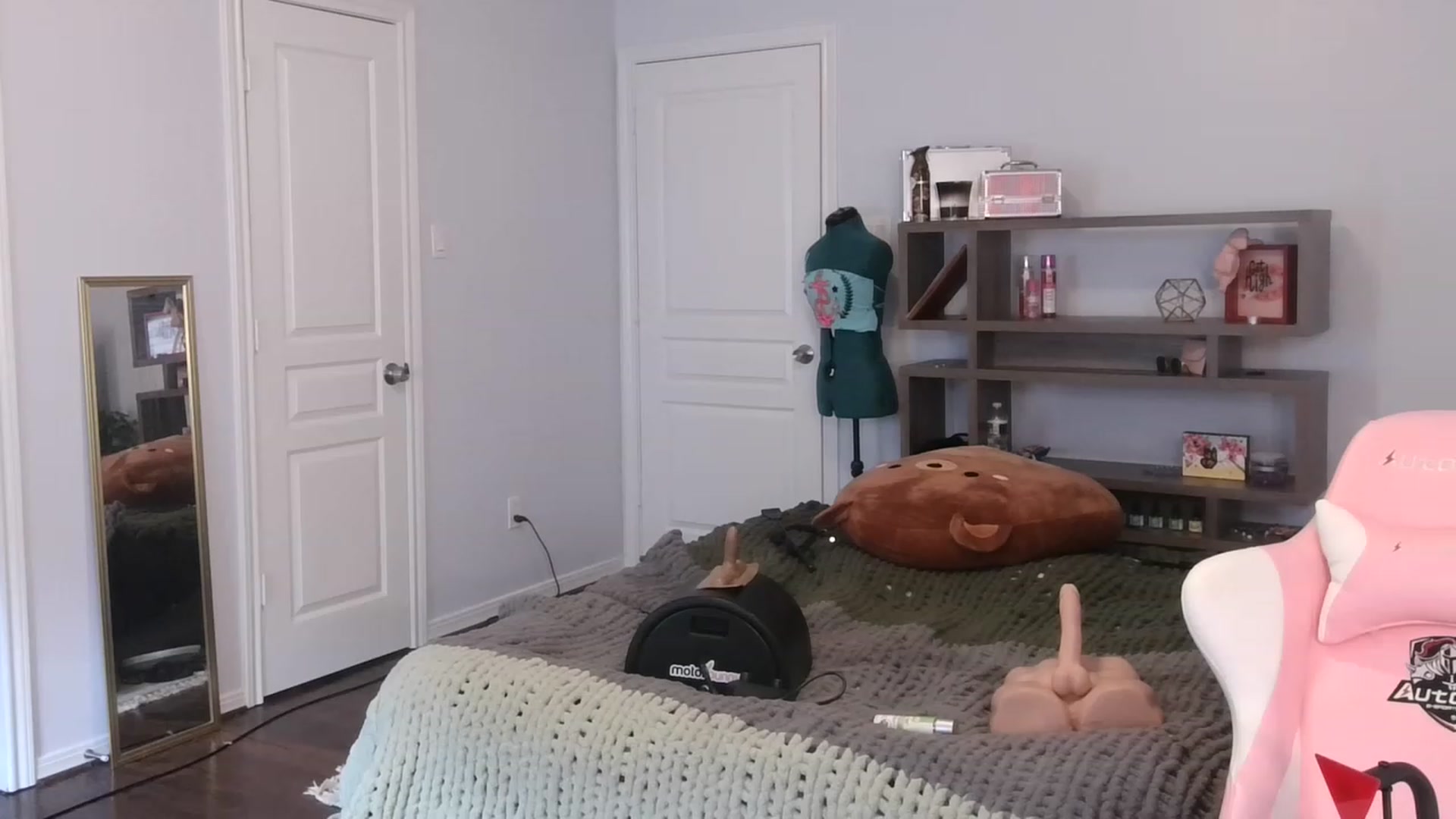 Gallery image thumbnail from Bunnydathug's myfreecams stream on, 12/20/2022, 19:43 image 8 of 20