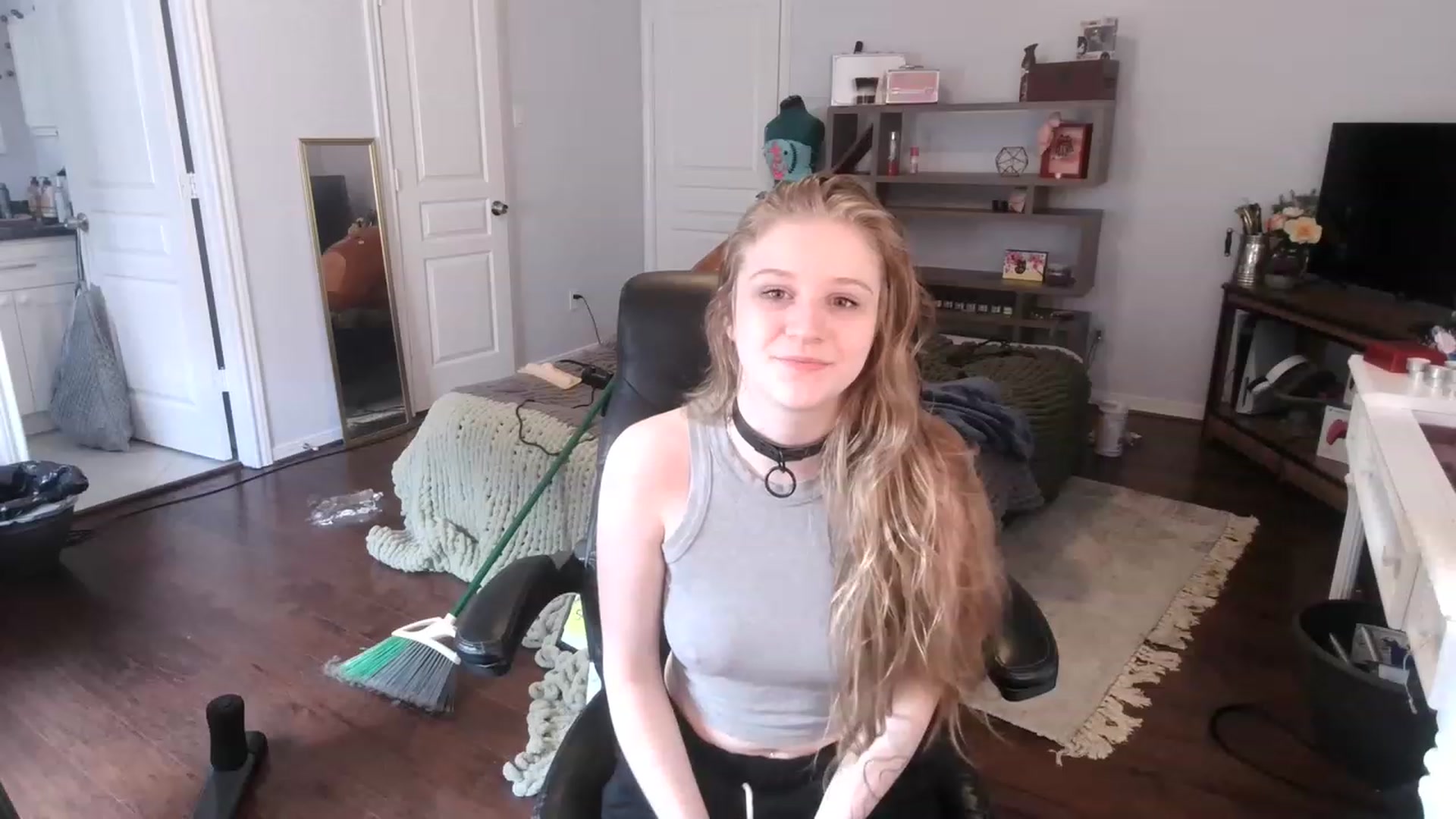 Gallery image thumbnail from Bunnydathug's myfreecams stream on, 01/10/2023, 17:20 image 17 of 20