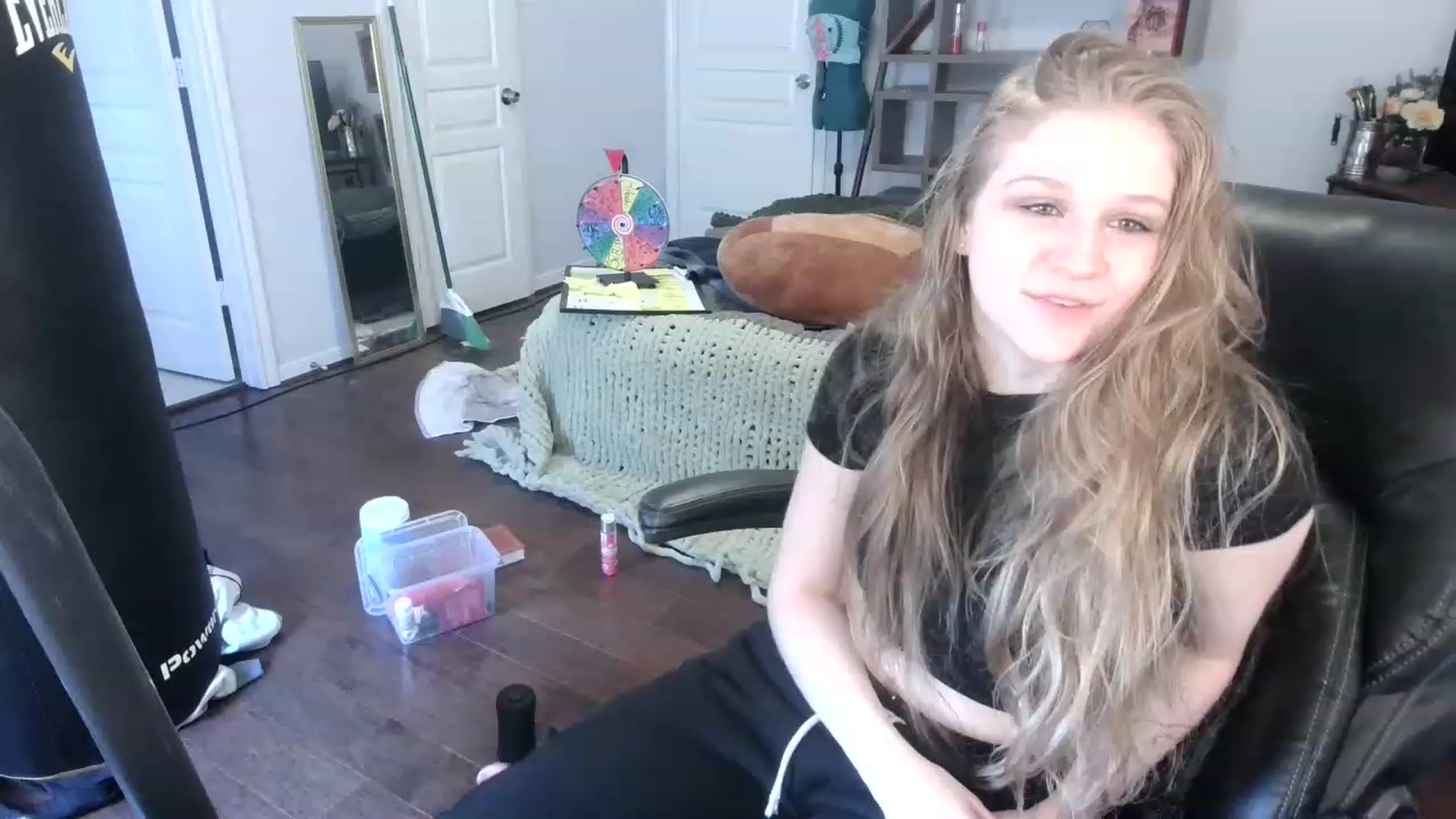 Gallery image thumbnail from Bunnydathug's myfreecams stream on, 01/19/2023, 18:38 image 10 of 20