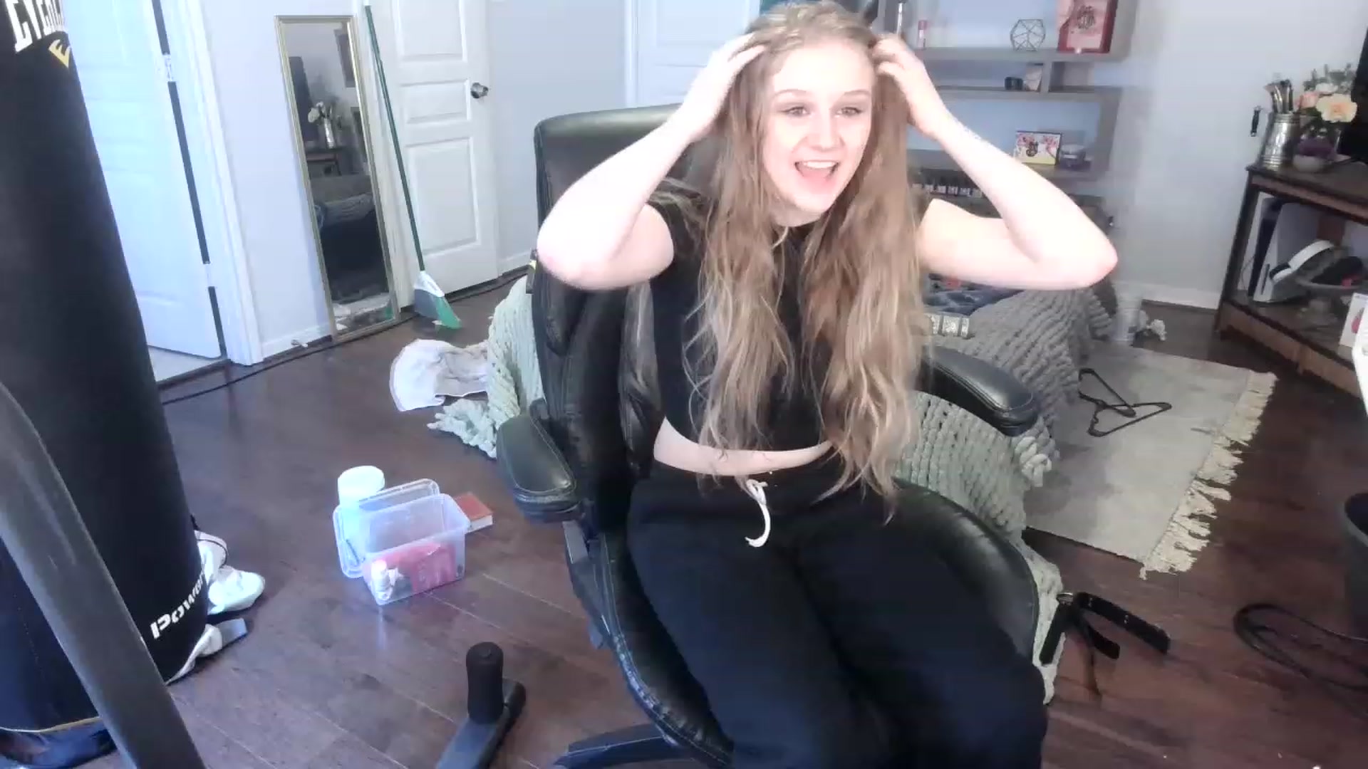 Gallery image thumbnail from Bunnydathug's myfreecams stream on, 01/19/2023, 18:38 image 12 of 20