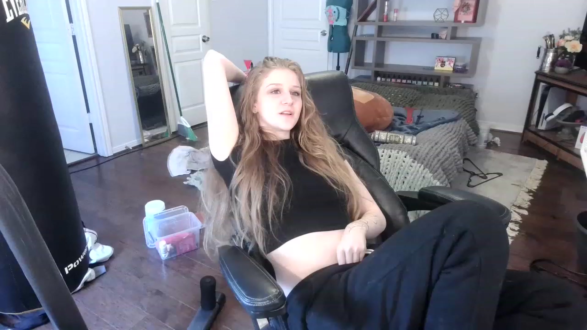 Gallery image thumbnail from Bunnydathug's myfreecams stream on, 01/19/2023, 18:38 image 11 of 20
