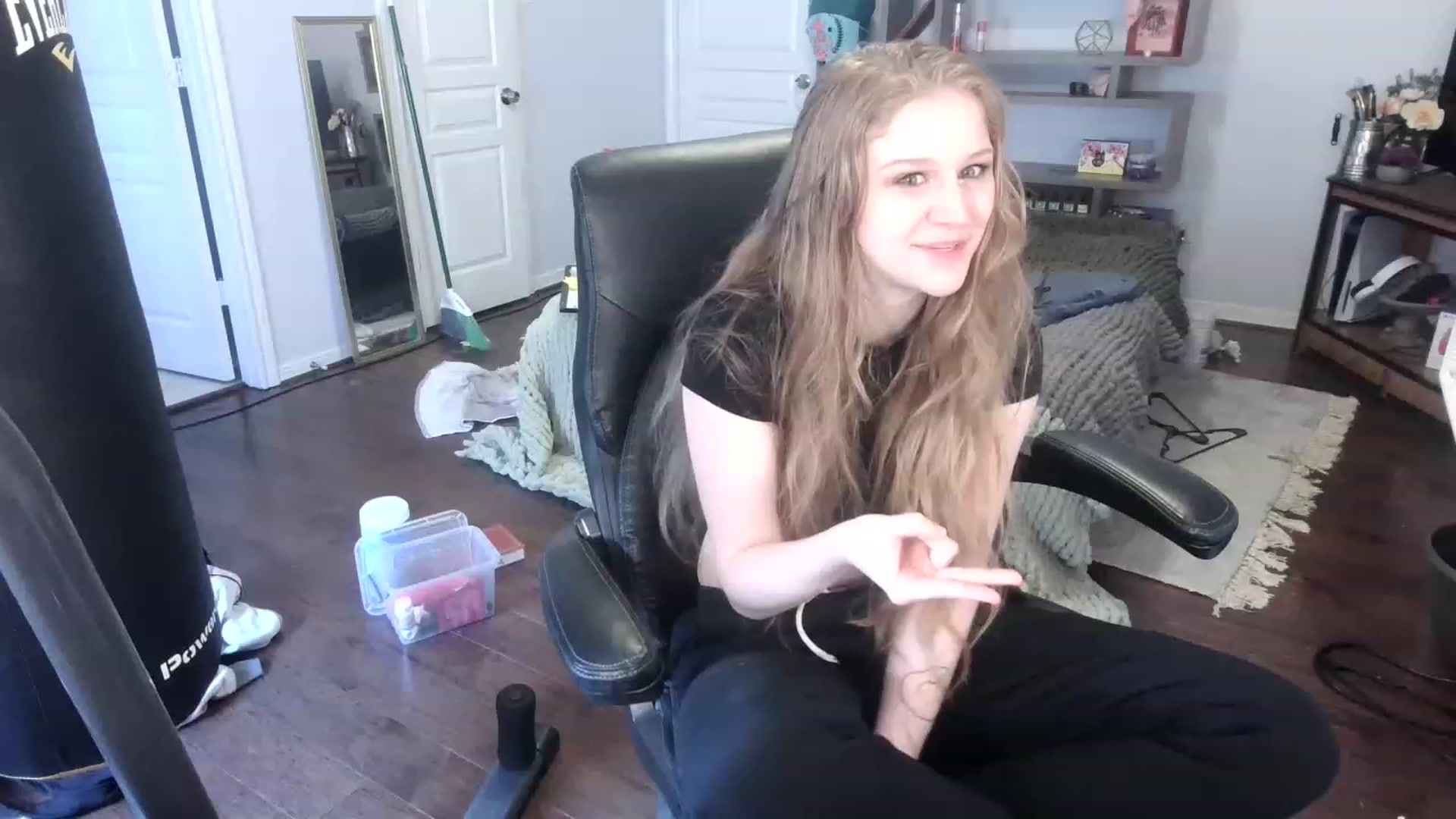 Gallery image thumbnail from Bunnydathug's myfreecams stream on, 01/19/2023, 18:38 image 13 of 20