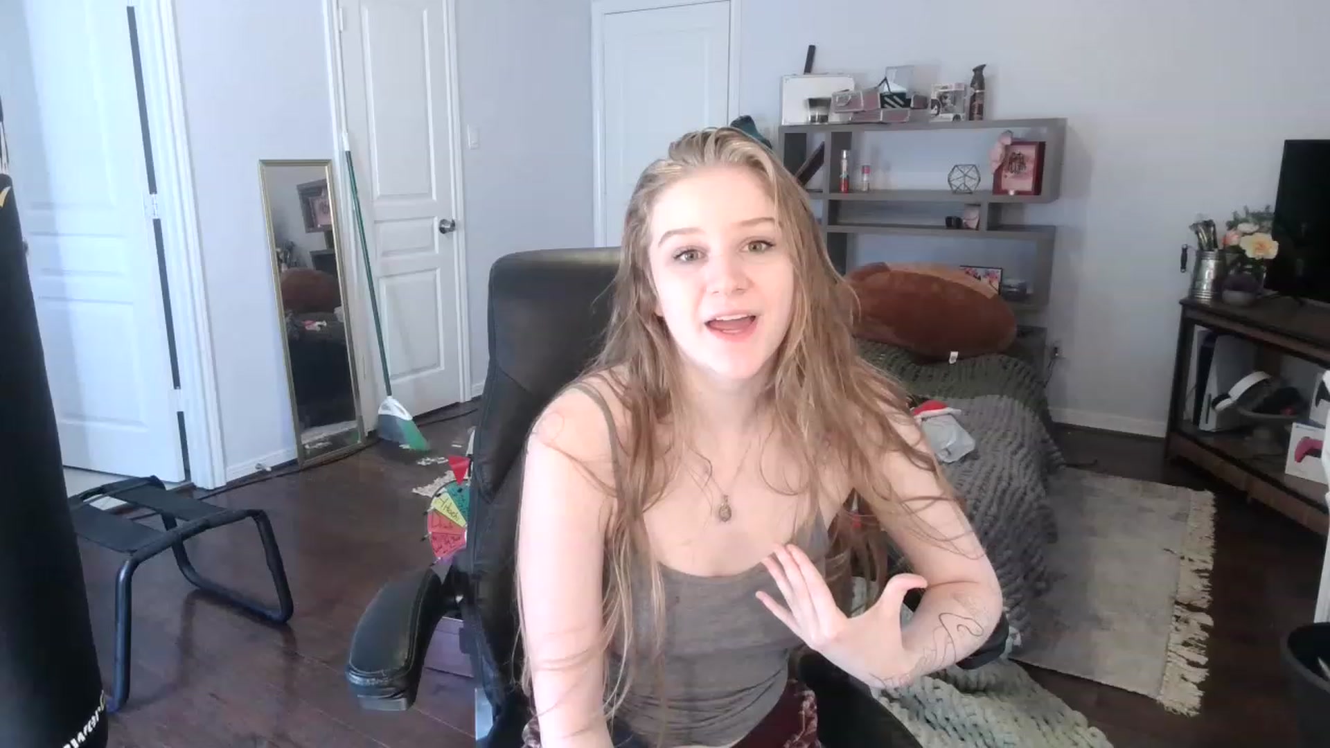 Gallery image thumbnail from Bunnydathug's myfreecams stream on, 01/22/2023, 16:35 image 17 of 20
