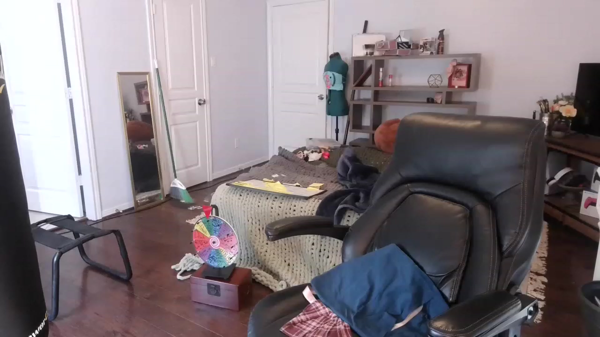 Gallery image thumbnail from Bunnydathug's myfreecams stream on, 01/22/2023, 16:35 image 1 of 20