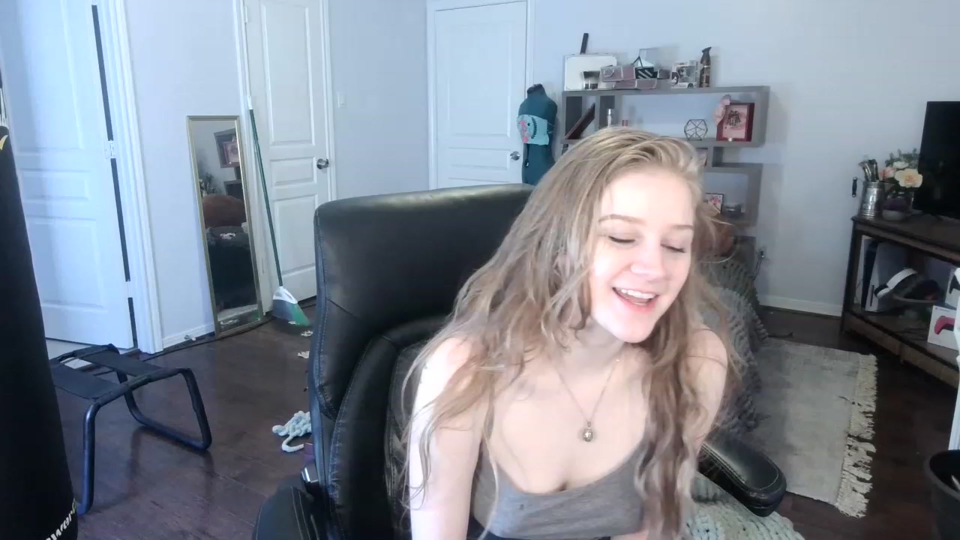 Gallery image thumbnail from Bunnydathug's myfreecams stream on, 01/22/2023, 18:12 image 1 of 20