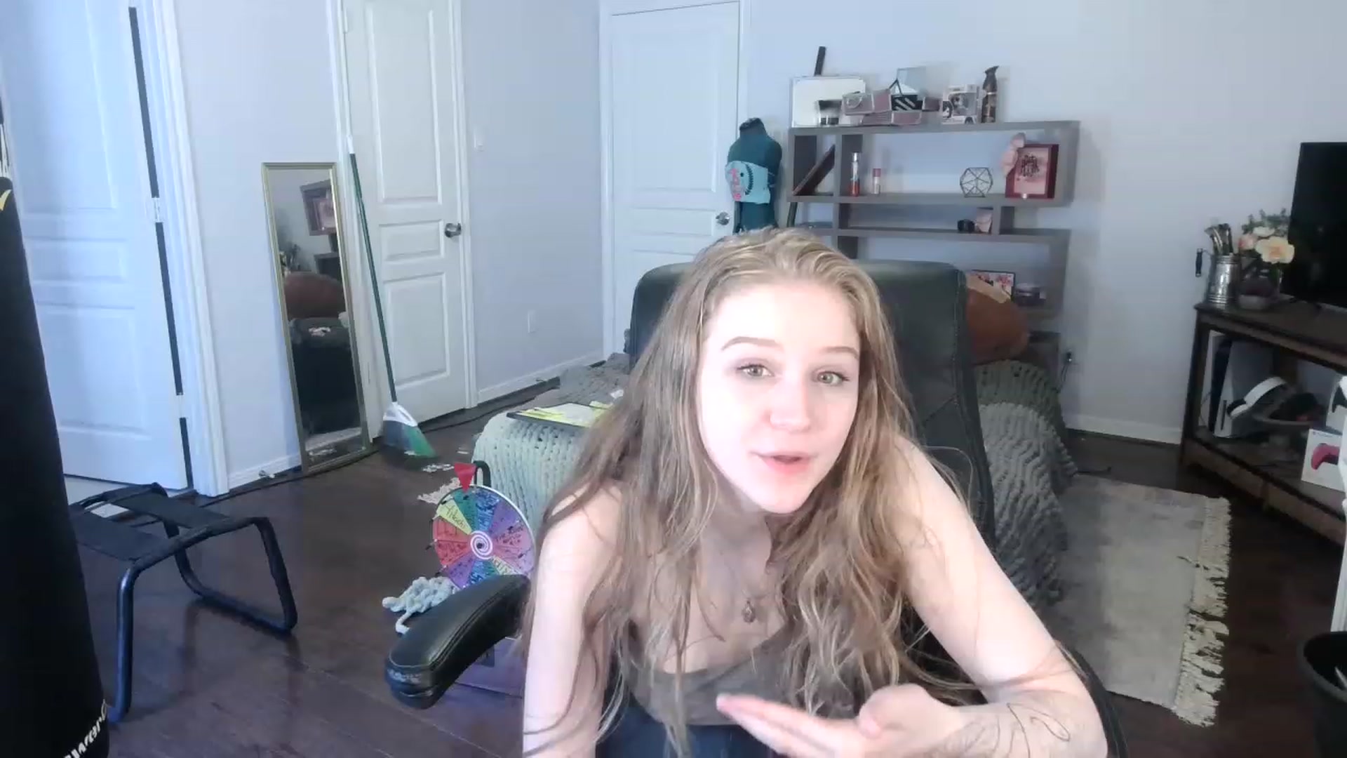 Gallery image thumbnail from Bunnydathug's myfreecams stream on, 01/22/2023, 18:12 image 6 of 20